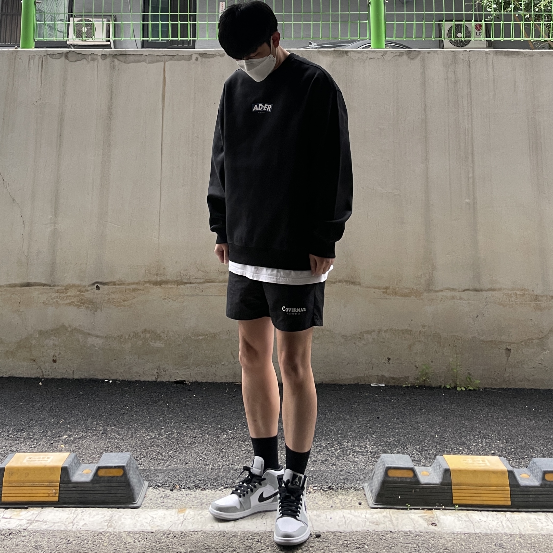 Jordan 1 Mid Light Smoke Grey 착용 스타일 - 1