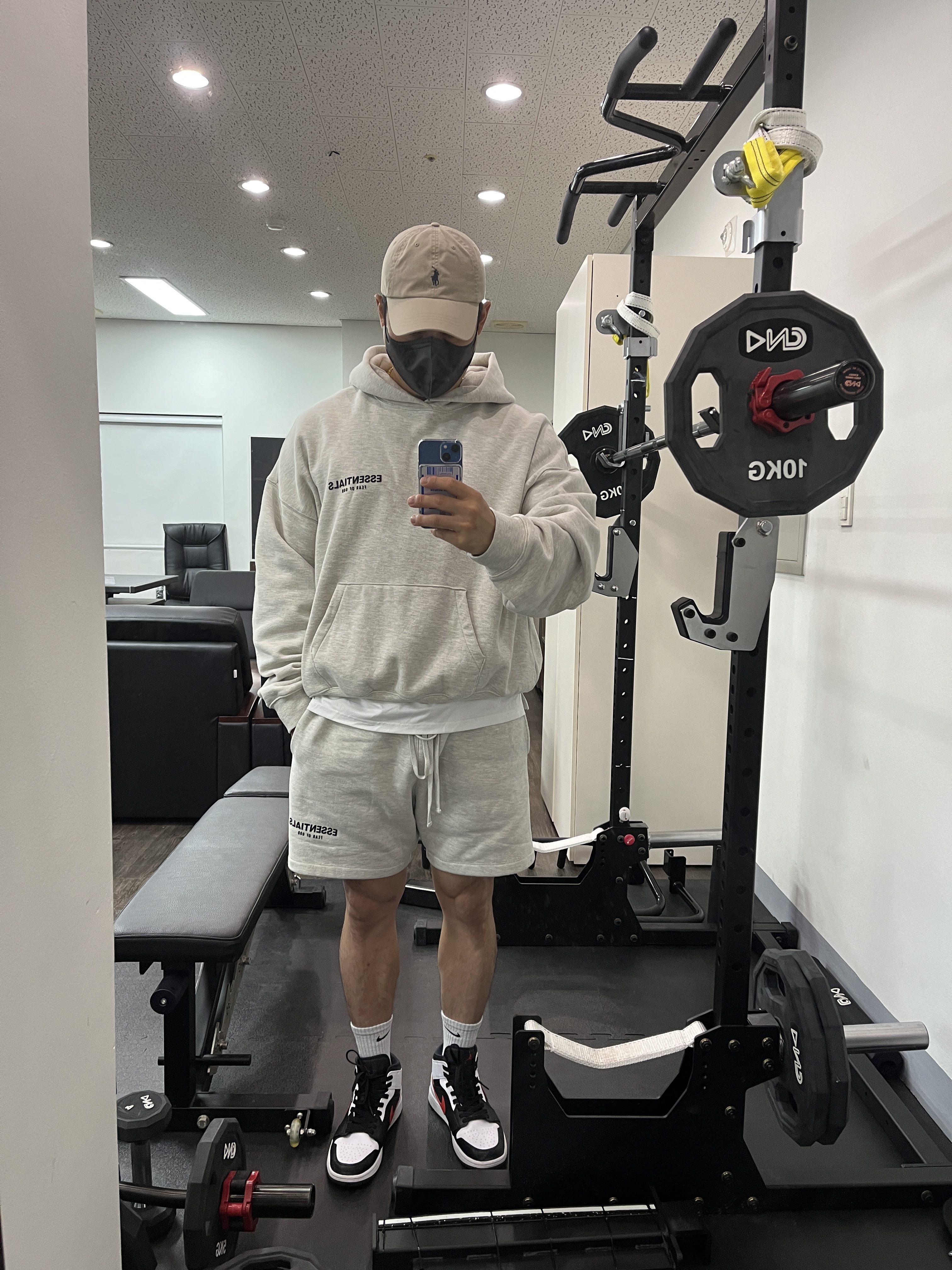 Essentials The Core Collection Hoodie Light Oatmeal, Essentials The Core Collection Sweatshorts Light Oatmeal 착용 스타일