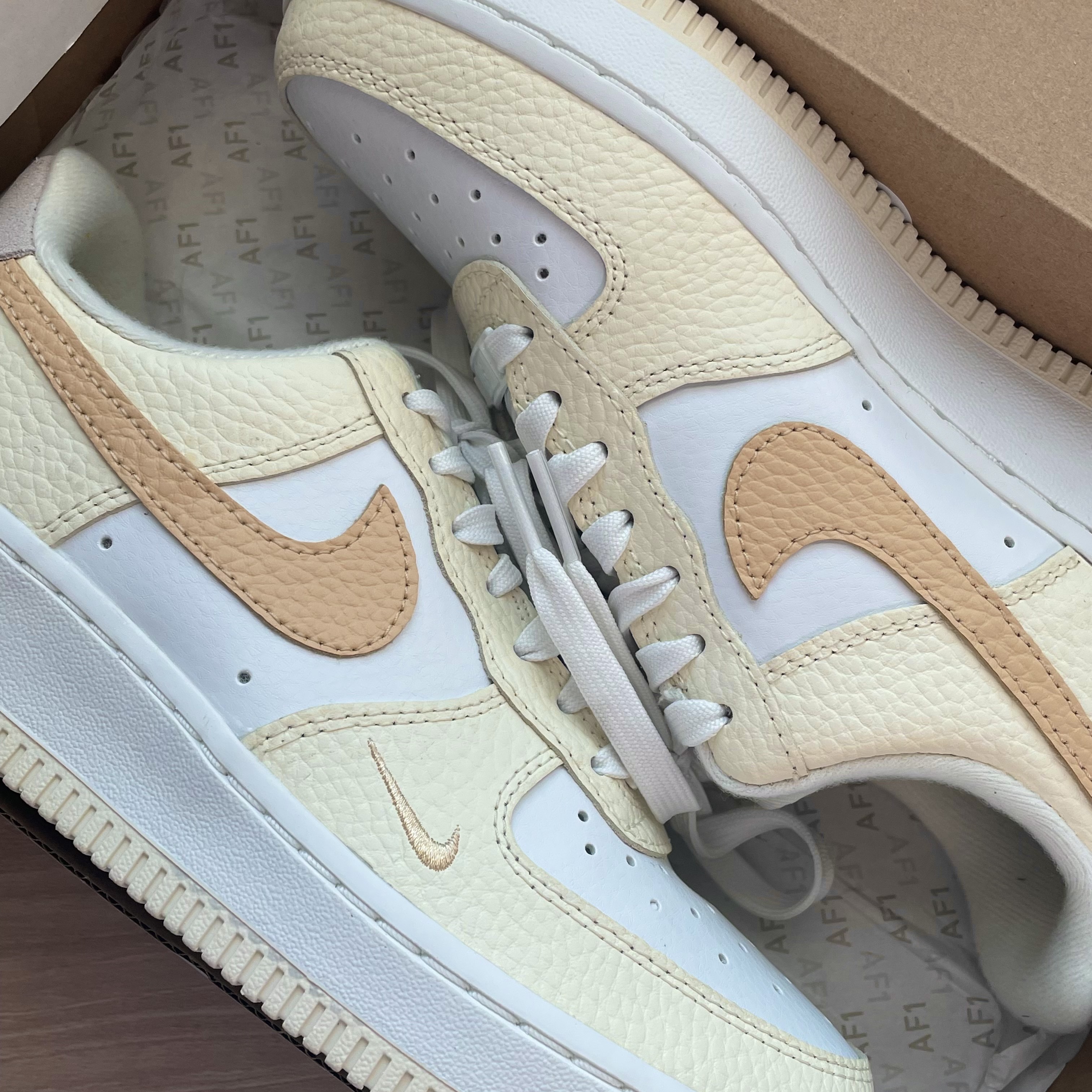 (W) Nike Air Force 1 '07 Coconut Milk Light Bone 착용 스타일