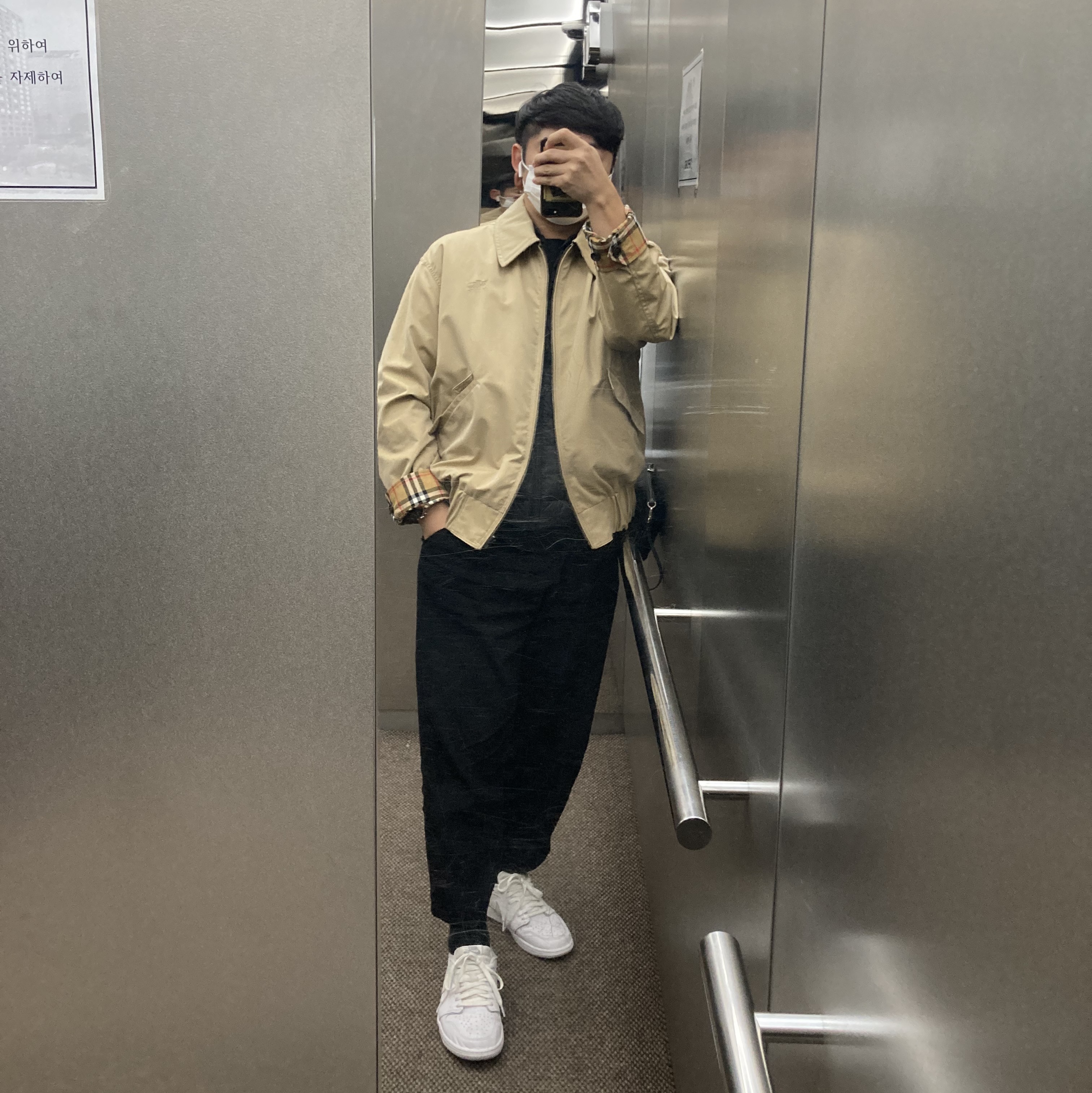 Jordan 1 Low OG Neutral Grey, Burberry Reversible Check Cotton Harrington Jacket Truffle 착용 스타일 - 1