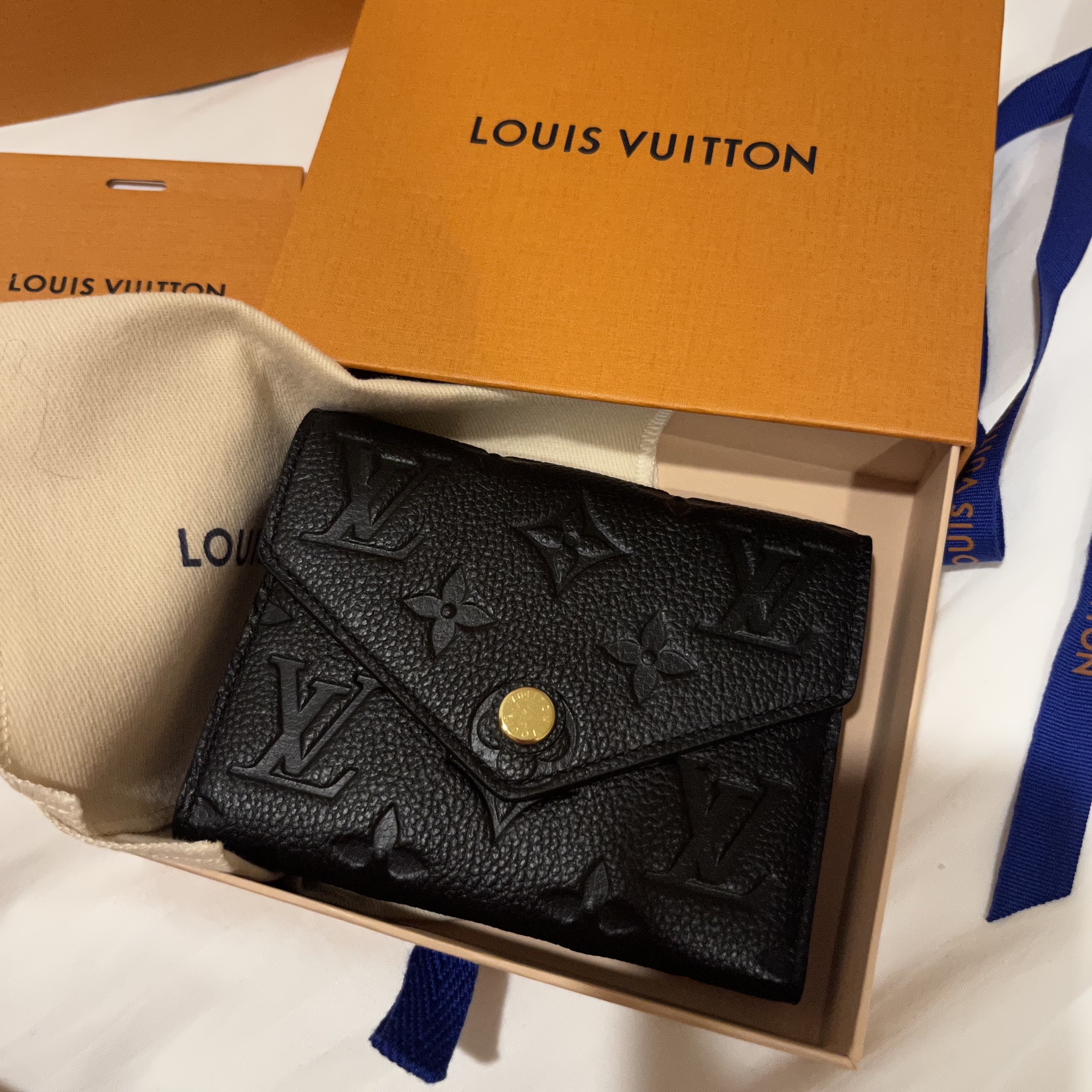 Louis Vuitton Zoe Wallet Monogram Empreinte Black 착용 스타일 - 2