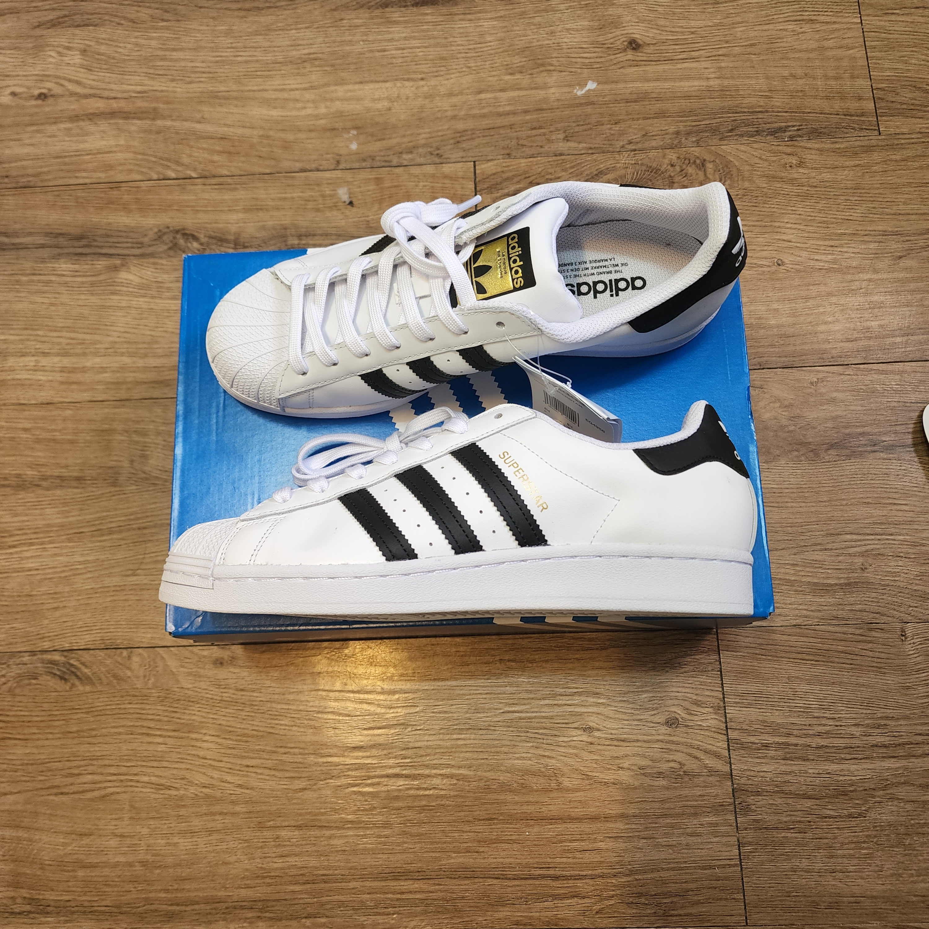 Adidas Superstar White Black 착용 스타일