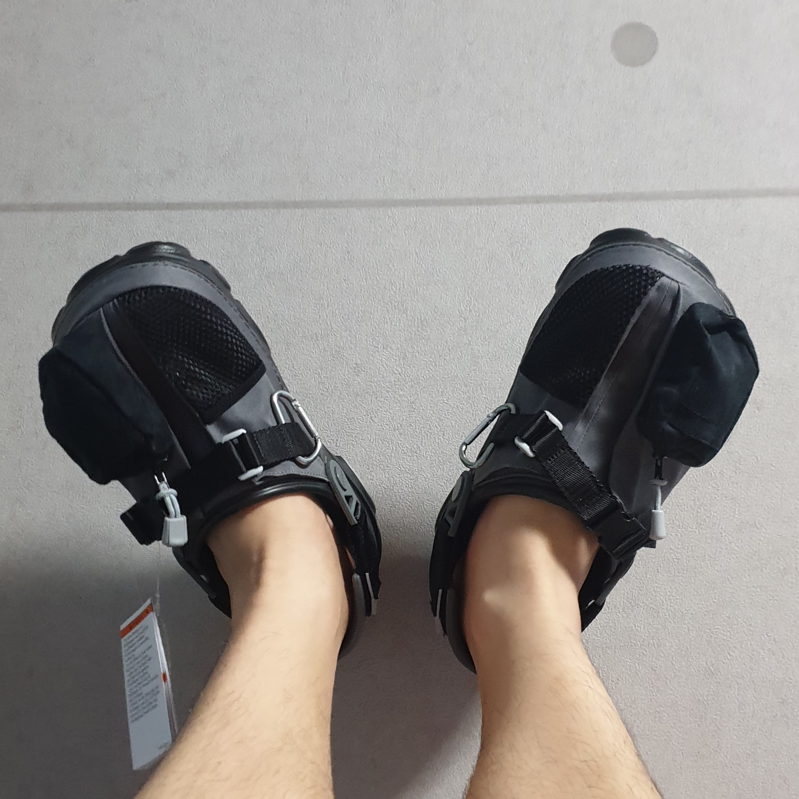Crocs x Beams Classic All Terrain Mountain Parka Clog Grey 착용 스타일 - 1