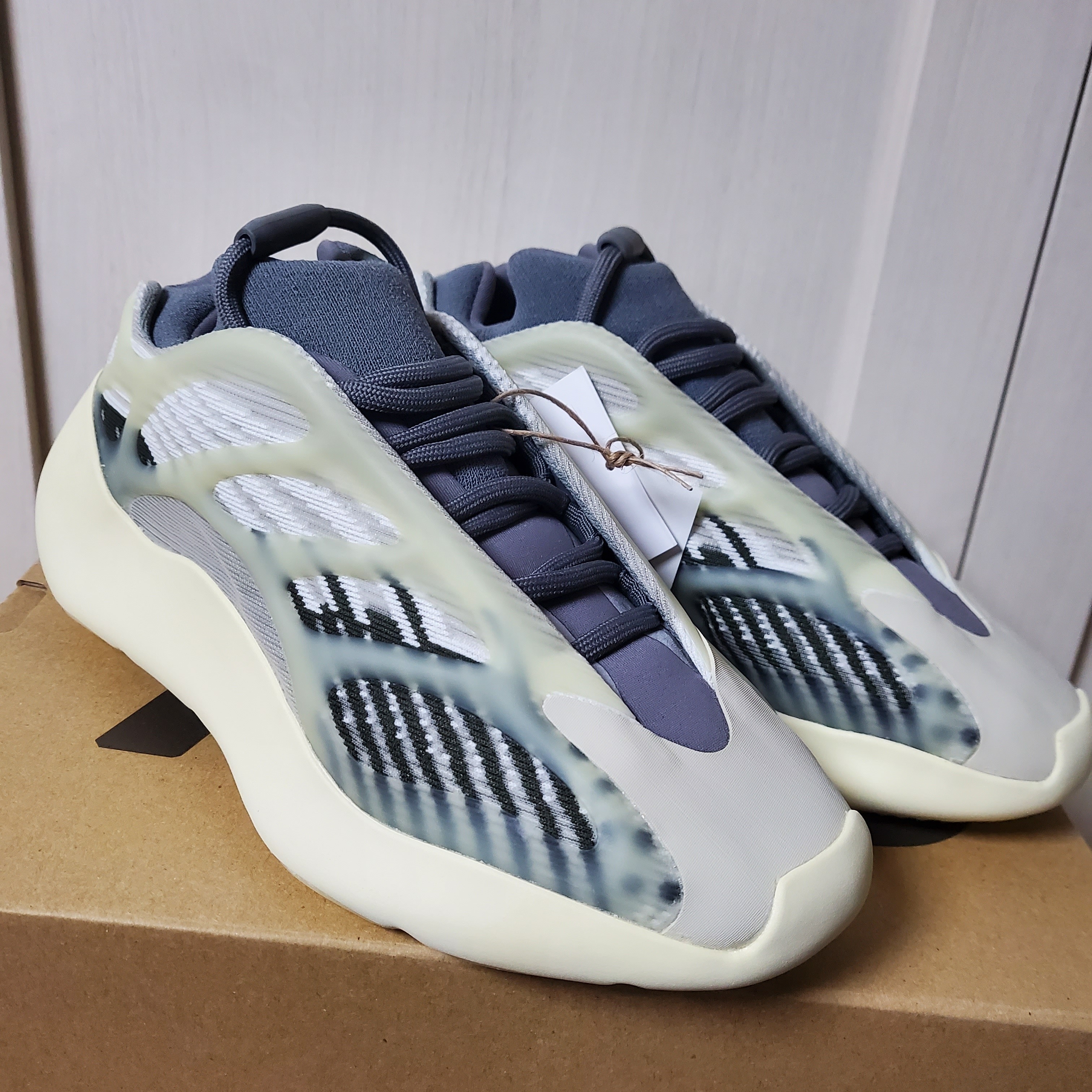 Adidas Yeezy 700 V3 Fade Salt 착용 스타일 - 2