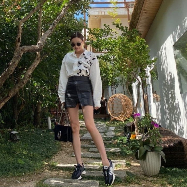 (W) New Balance 327 Black Grey 착용 스타일