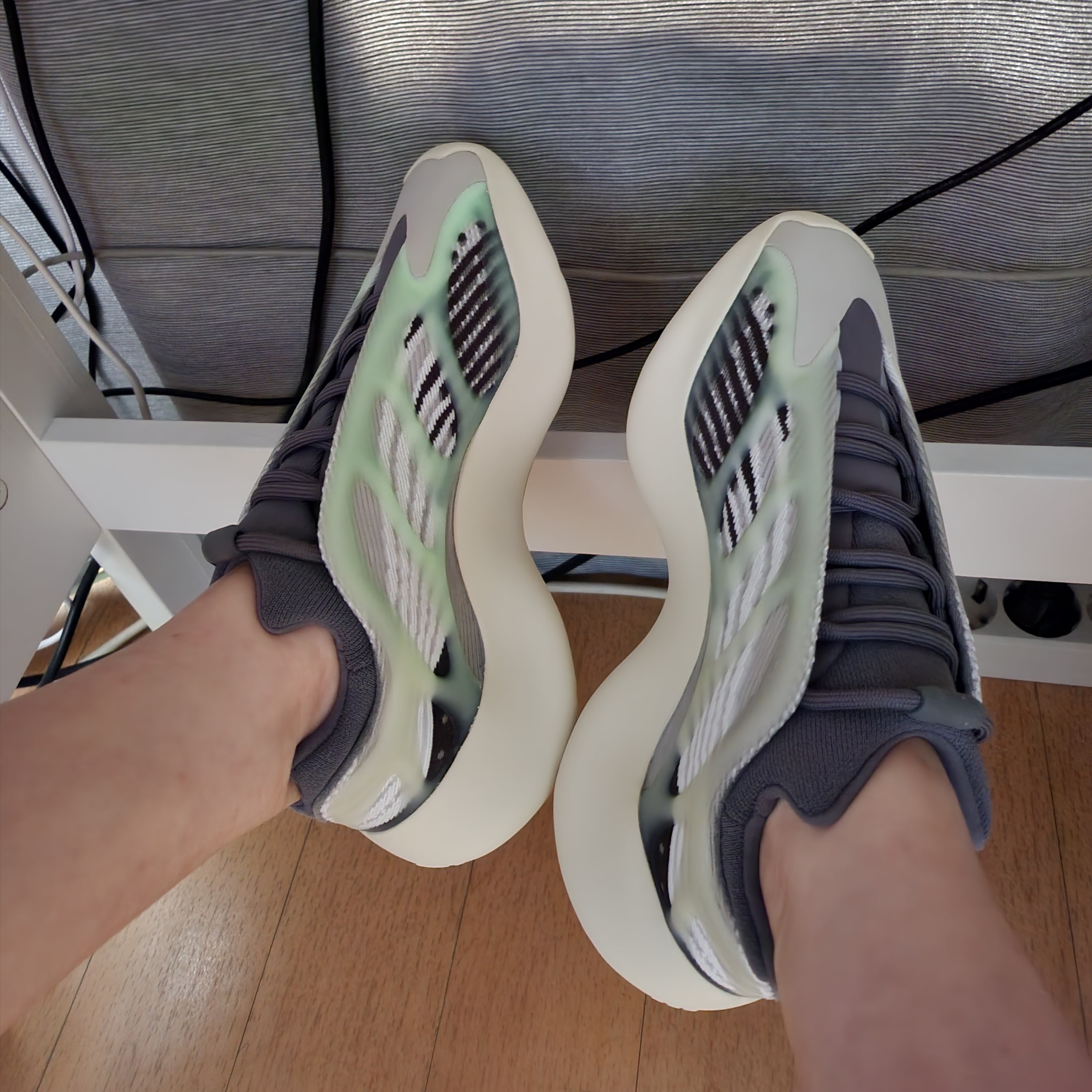 Adidas Yeezy 700 V3 Fade Salt 착용 스타일 - 2