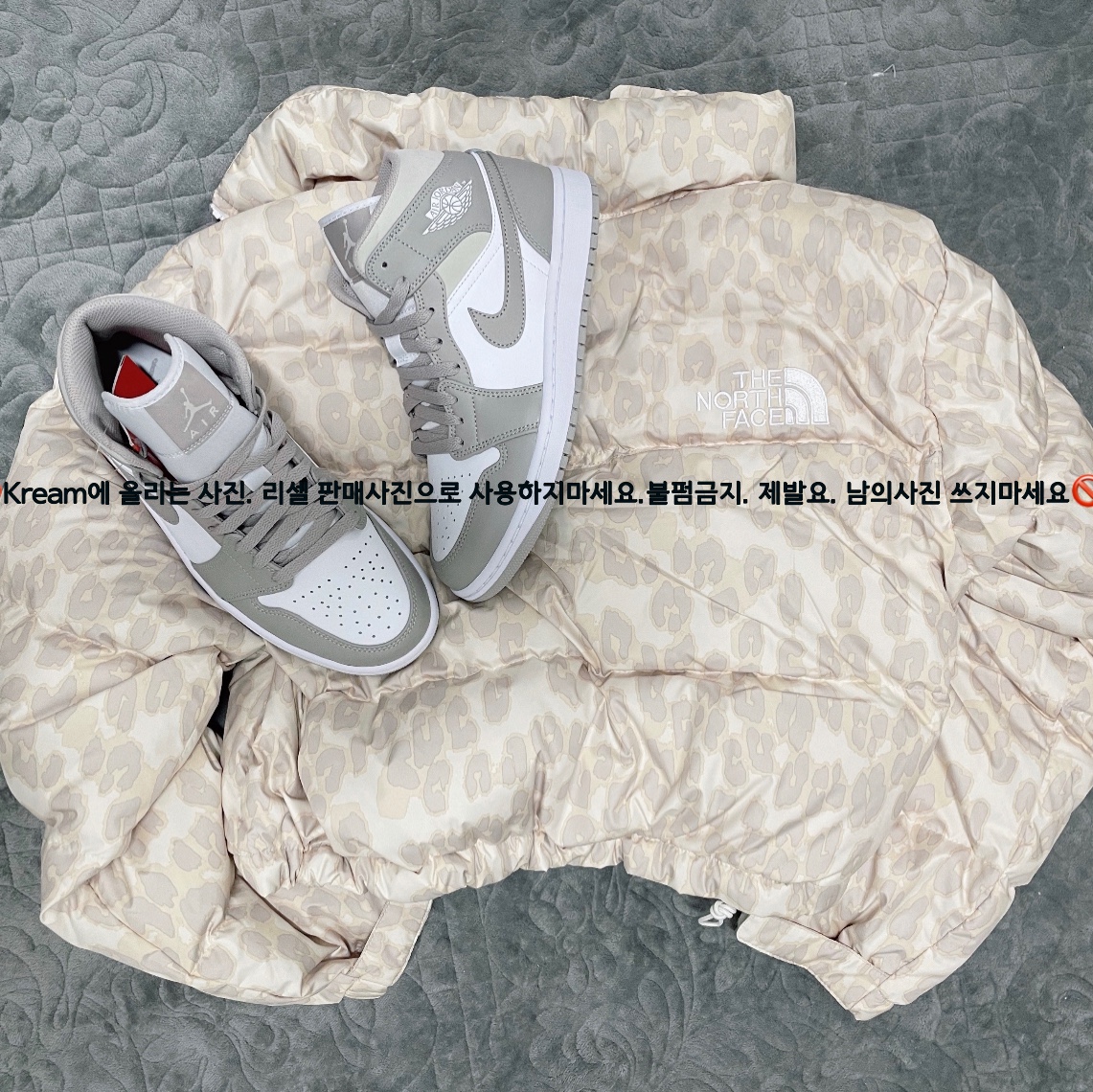 Jordan 1 Mid College Grey, (W) The North Face Print Nuptse Short Jacket Silver Grey Leopard Print 착용 스타일 - 3