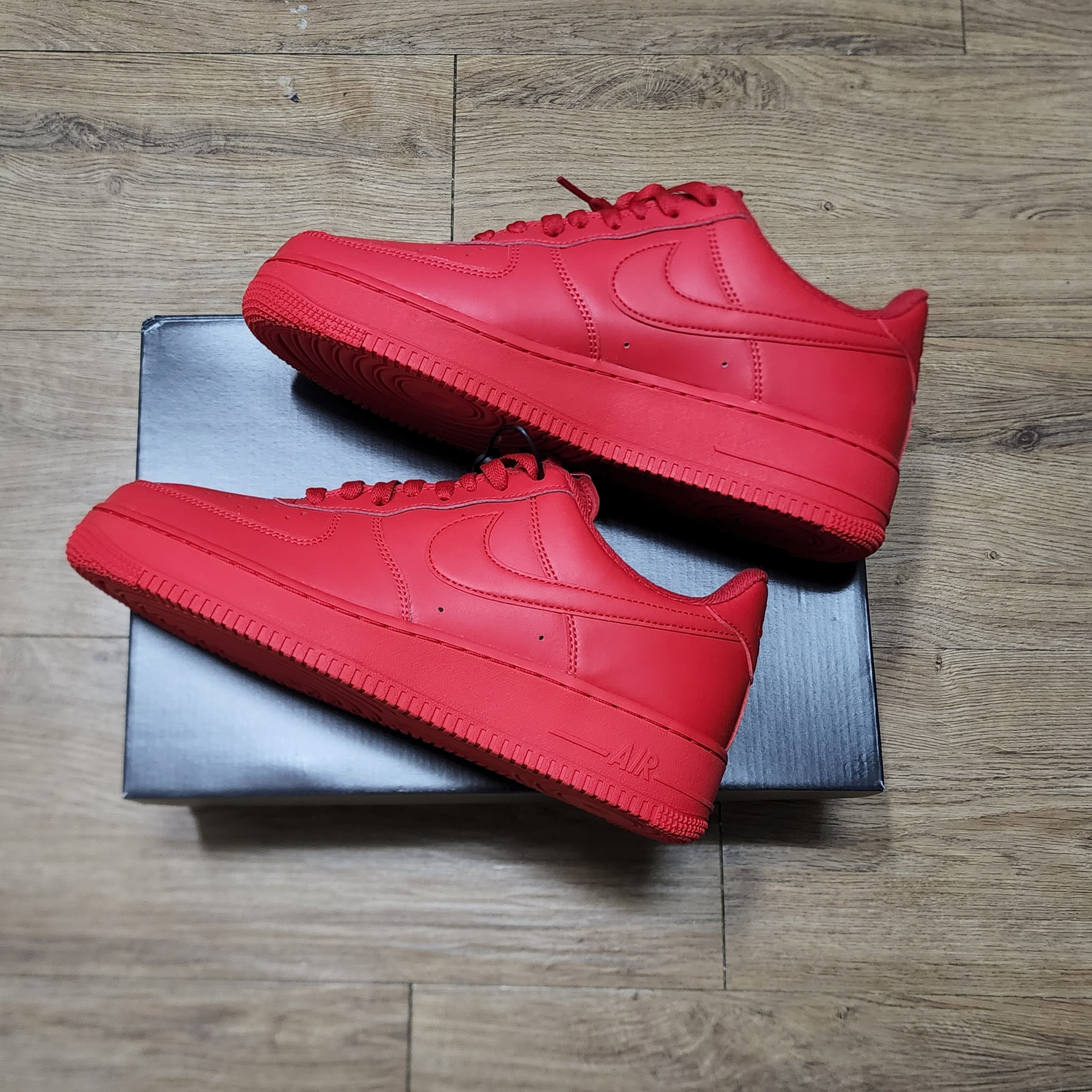 Nike Air Force 1 '07 LV8 Low 1 Triple Red 착용 스타일
