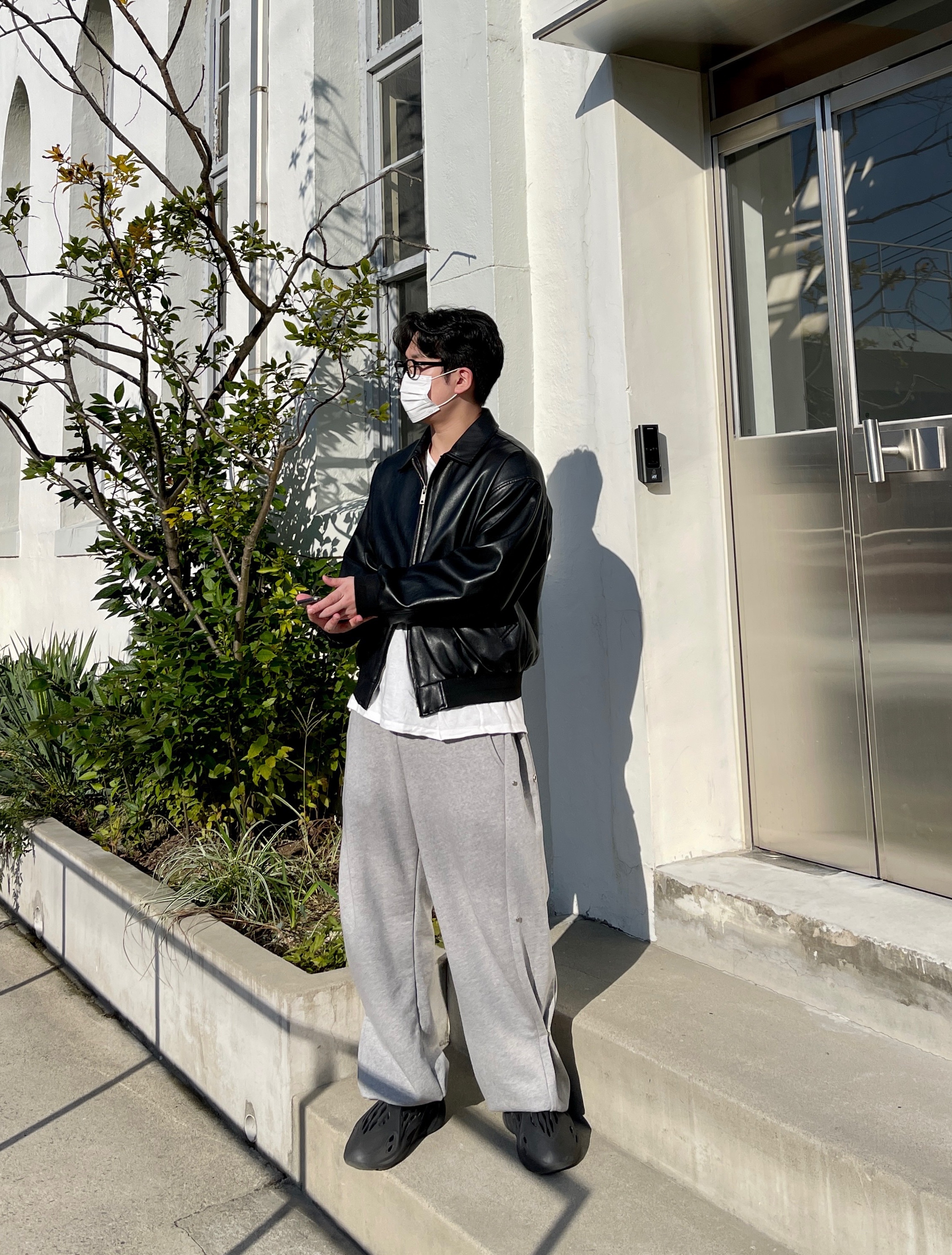 Adidas Yeezy Foam RNNR Onyx 착용 스타일 - 4