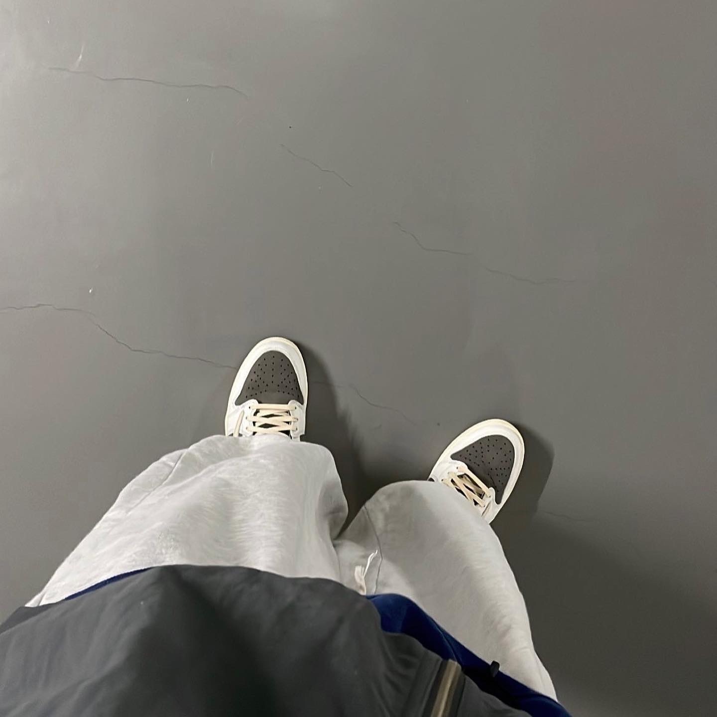 Jordan 1 x Travis Scott Retro Low OG SP Sail and Ridgerock 착용 스타일 - 1