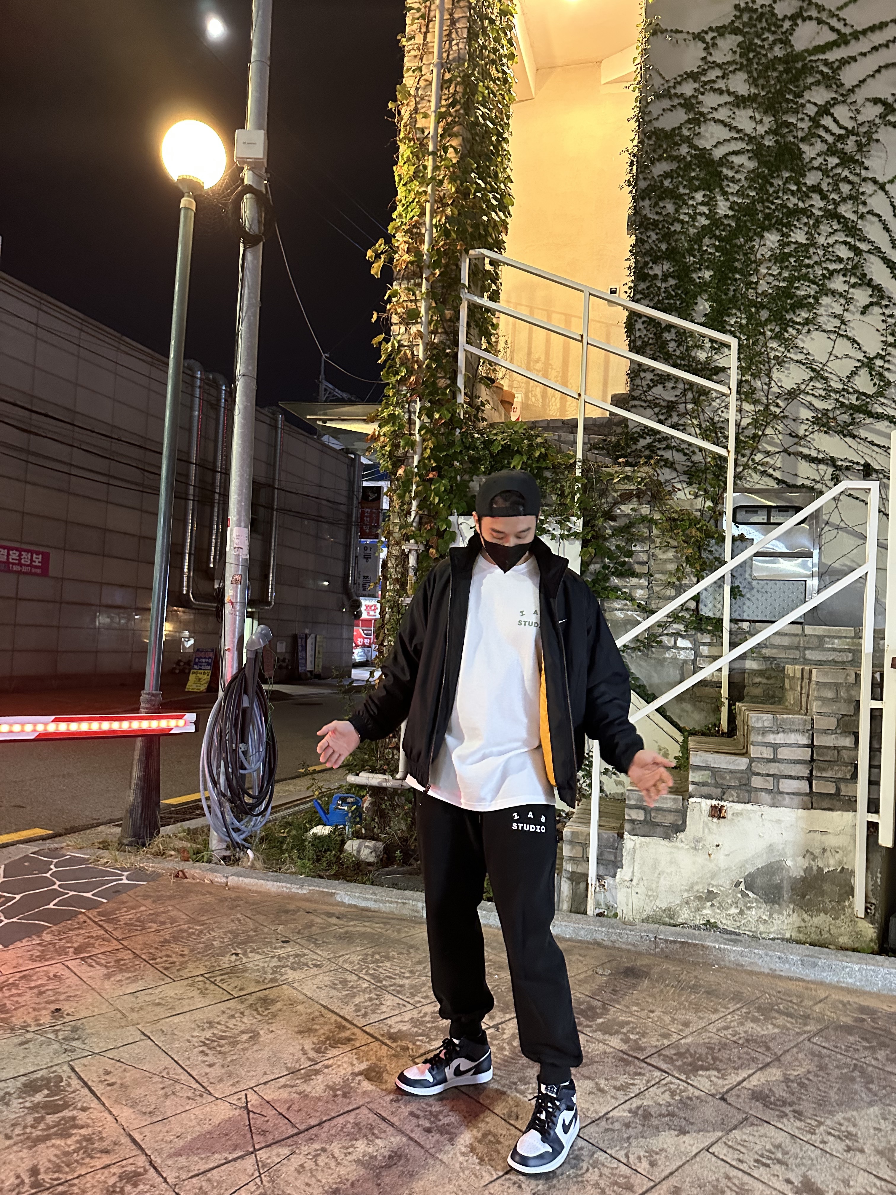 Nike NRG Solo Swoosh Satin Bomber Jacket Black Kumquat - Asia, IAB Studio Sweatpants Black White - 19FW 착용 스타일 - 1