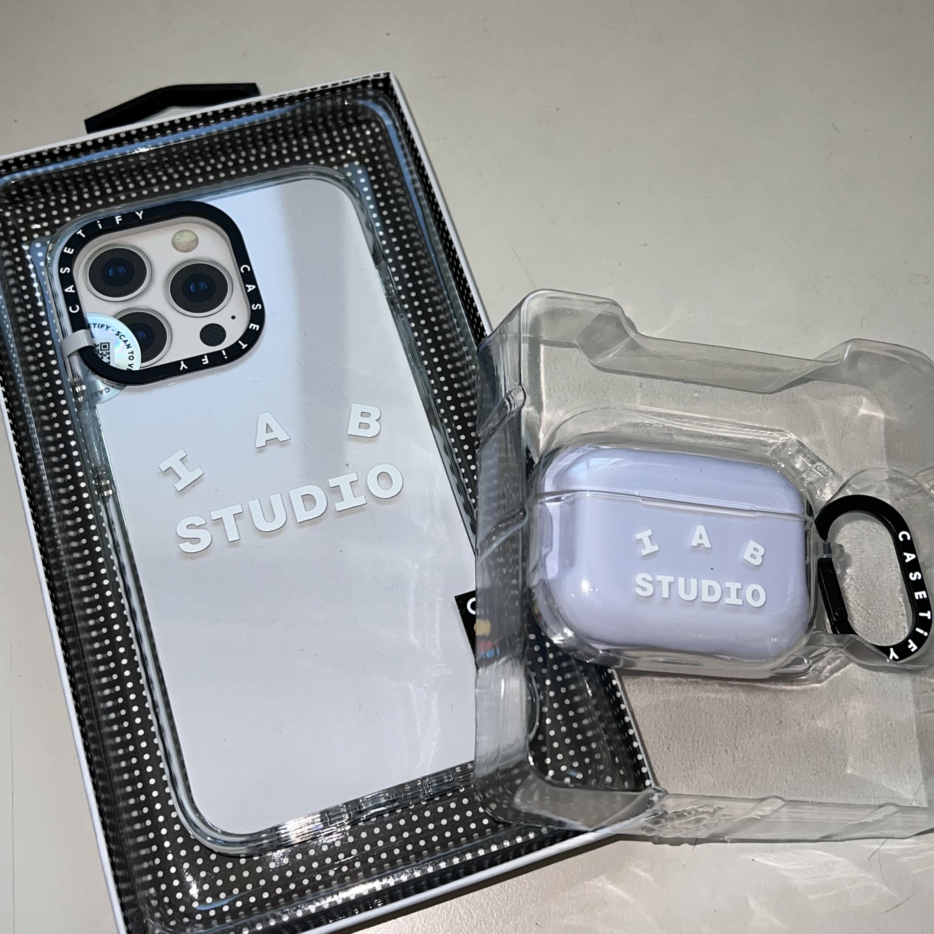 Casetify x IAB Studio iPhone White Logo Impact Case Frost White, Casetify x IAB Studio Single White Logo AirPods Pro Case Clear 착용 스타일 - 3