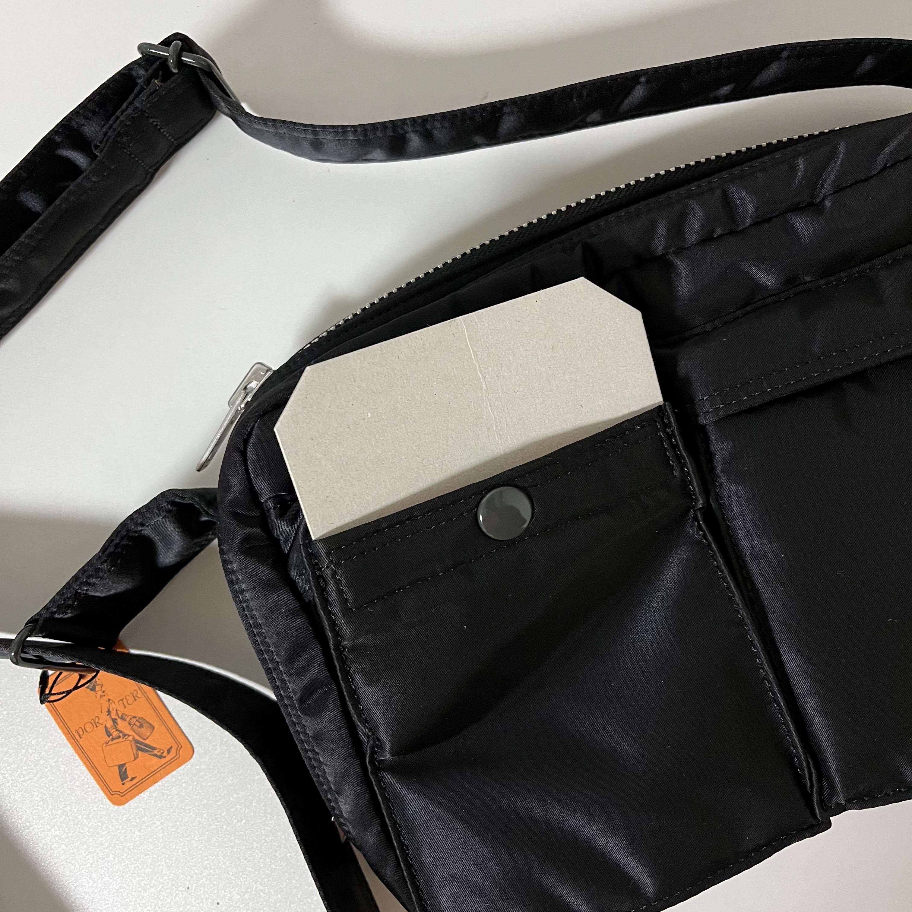 Porter Tanker Shoulder Bag S Black 착용 스타일 - 2