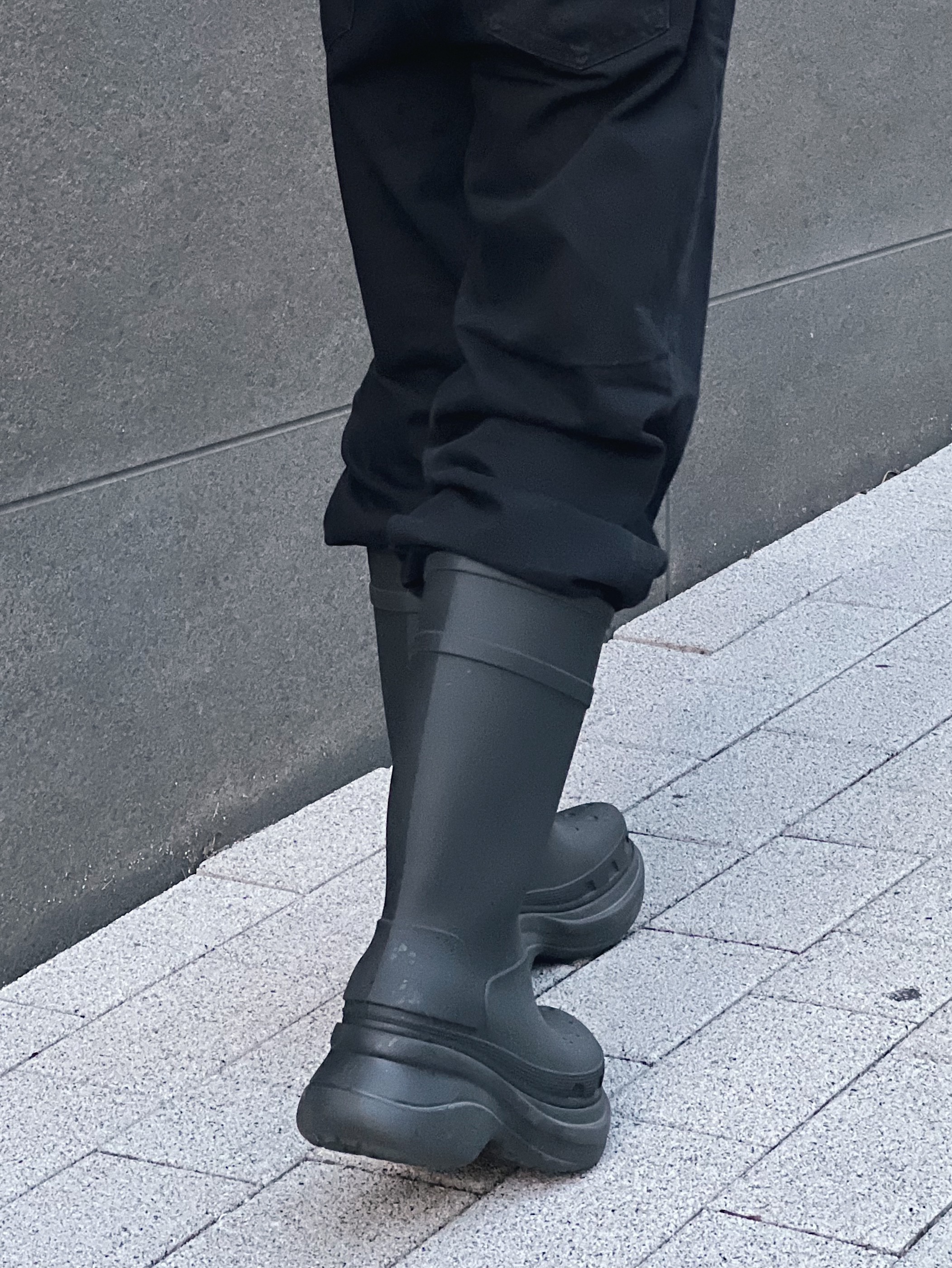 Balenciaga x Crocs Rubber Boot Black, Burberry Reversible Vintage Check Hooded Jacket Archive Beige 착용 스타일 - 3