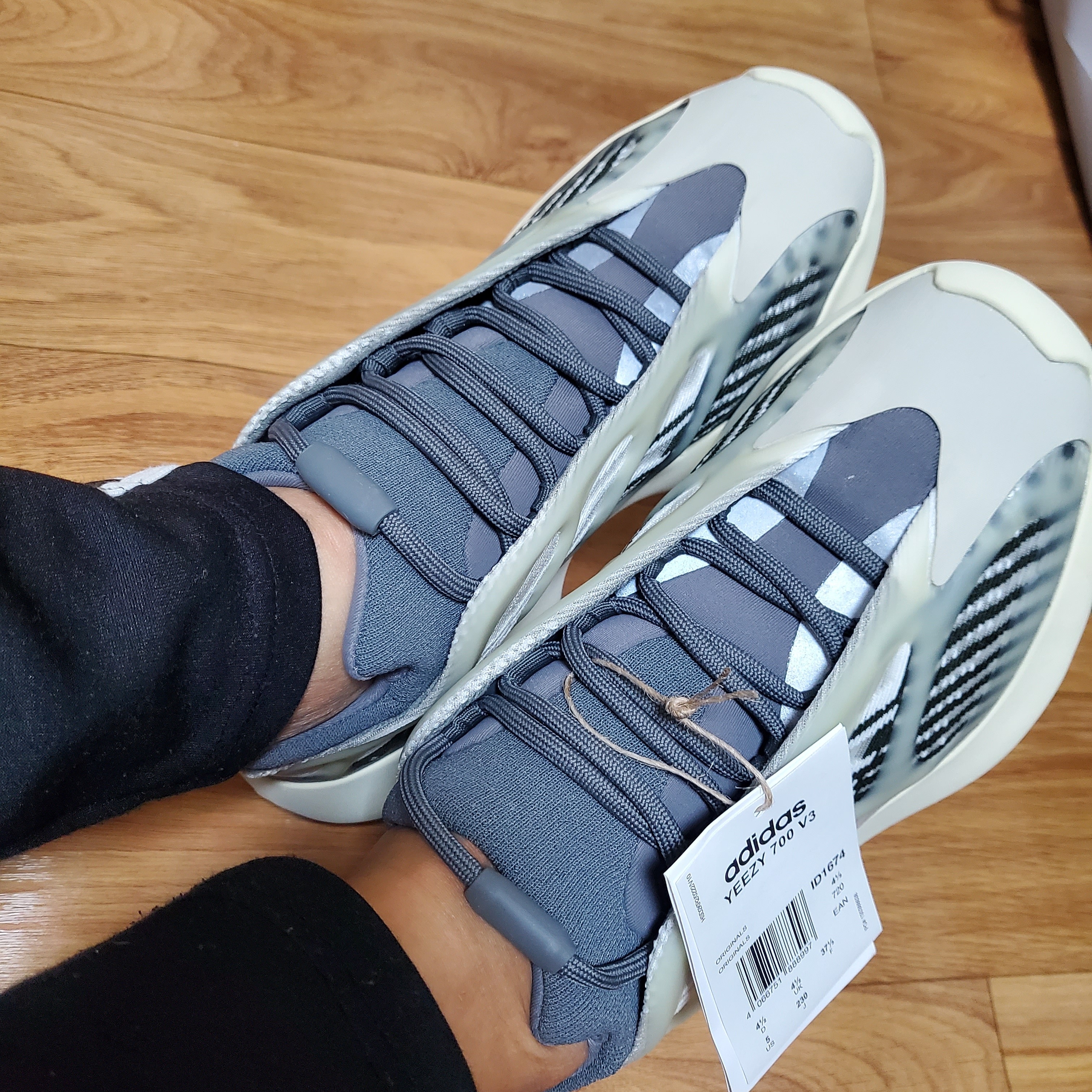 Adidas Yeezy 700 V3 Fade Salt 착용 스타일 - 1