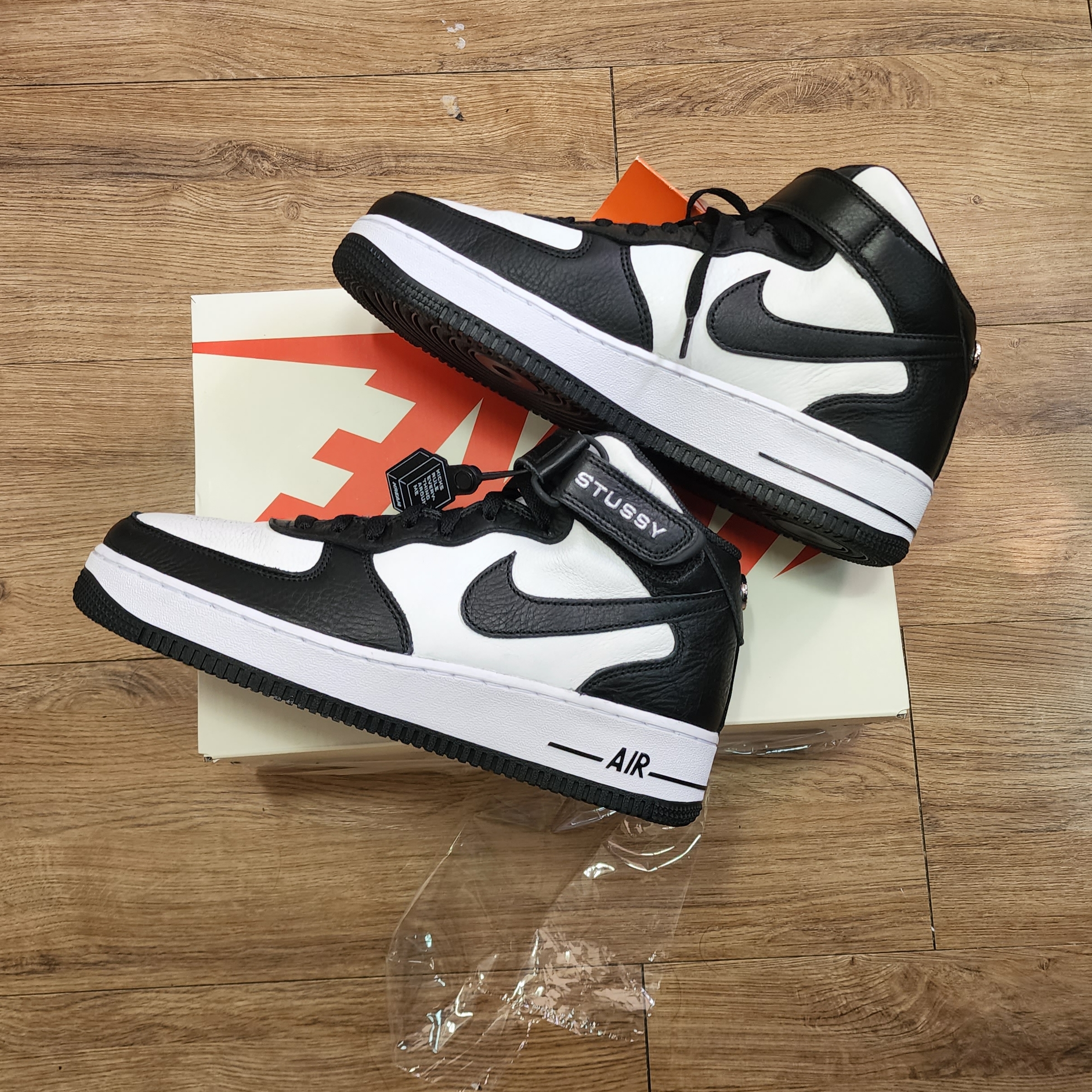 Nike x Stussy Air Force 1 '07 Mid SP Black and Light Bone 착용 스타일
