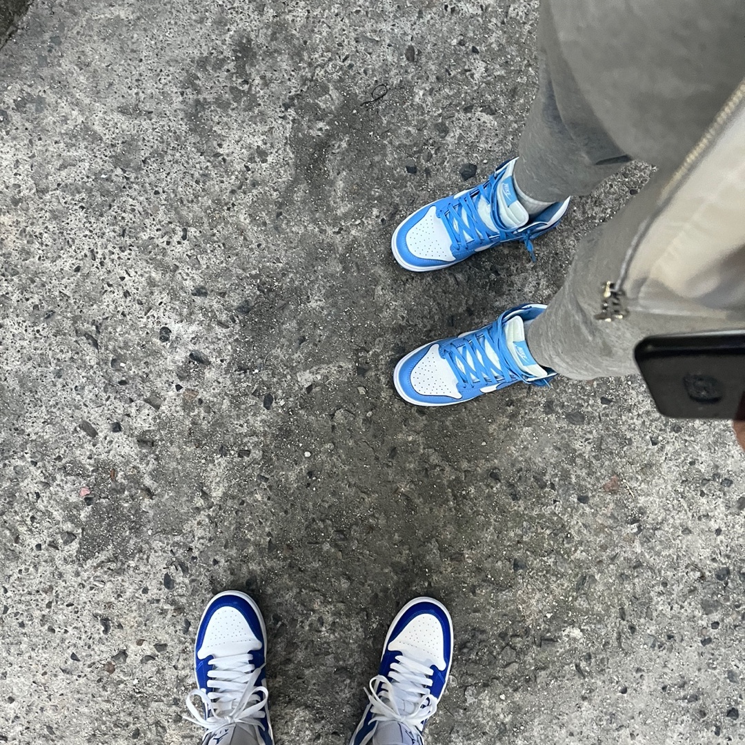 (W) Nike Dunk High Aluminum, (W) Jordan 1 Mid White Hyper Royal 착용 스타일 - 1