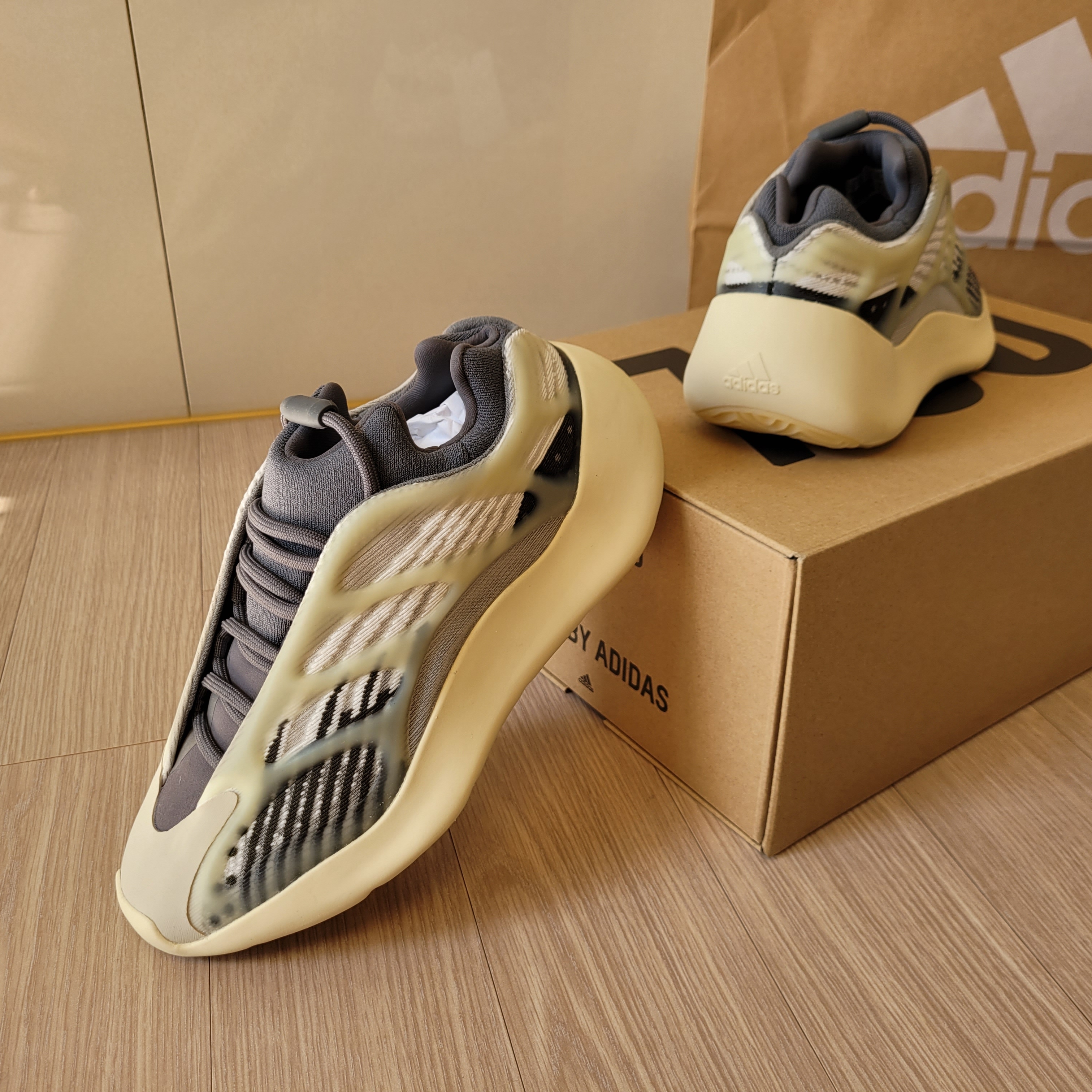 Adidas Yeezy 700 V3 Fade Salt 착용 스타일 - 4