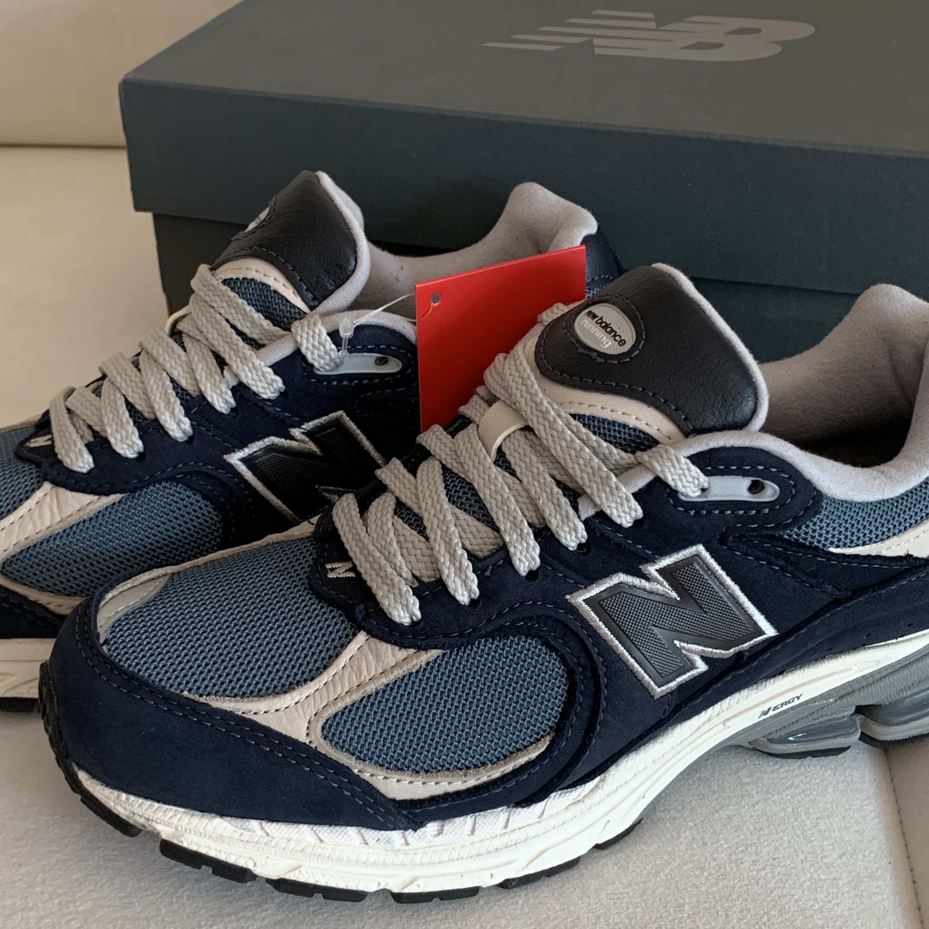 New Balance 2002R Dark Navy 착용 스타일