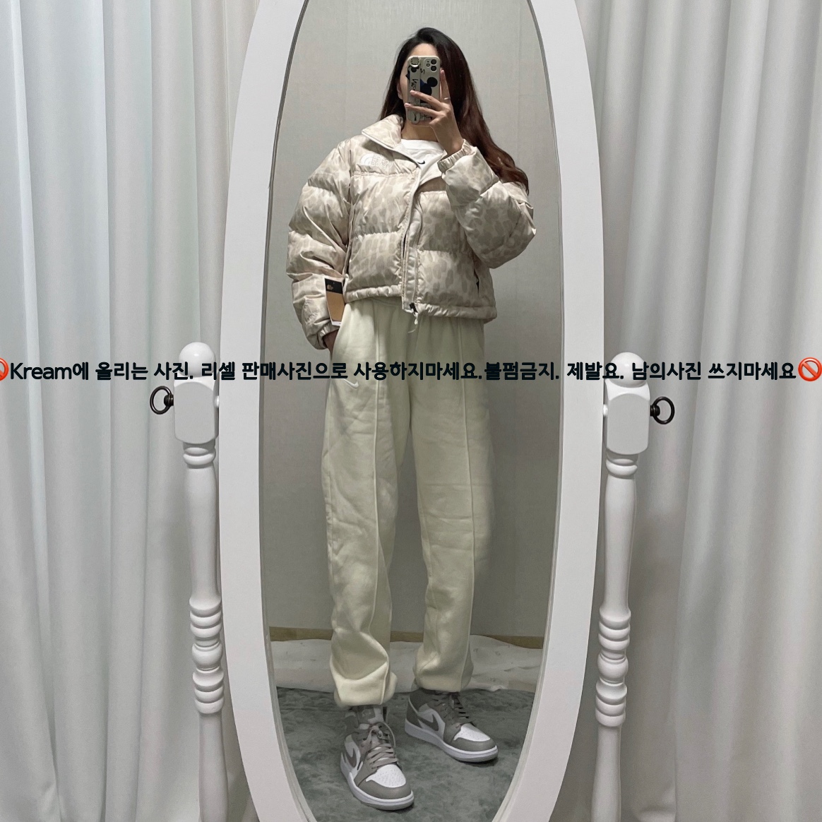 Jordan 1 Mid College Grey, (W) The North Face Print Nuptse Short Jacket Silver Grey Leopard Print 착용 스타일 - 2