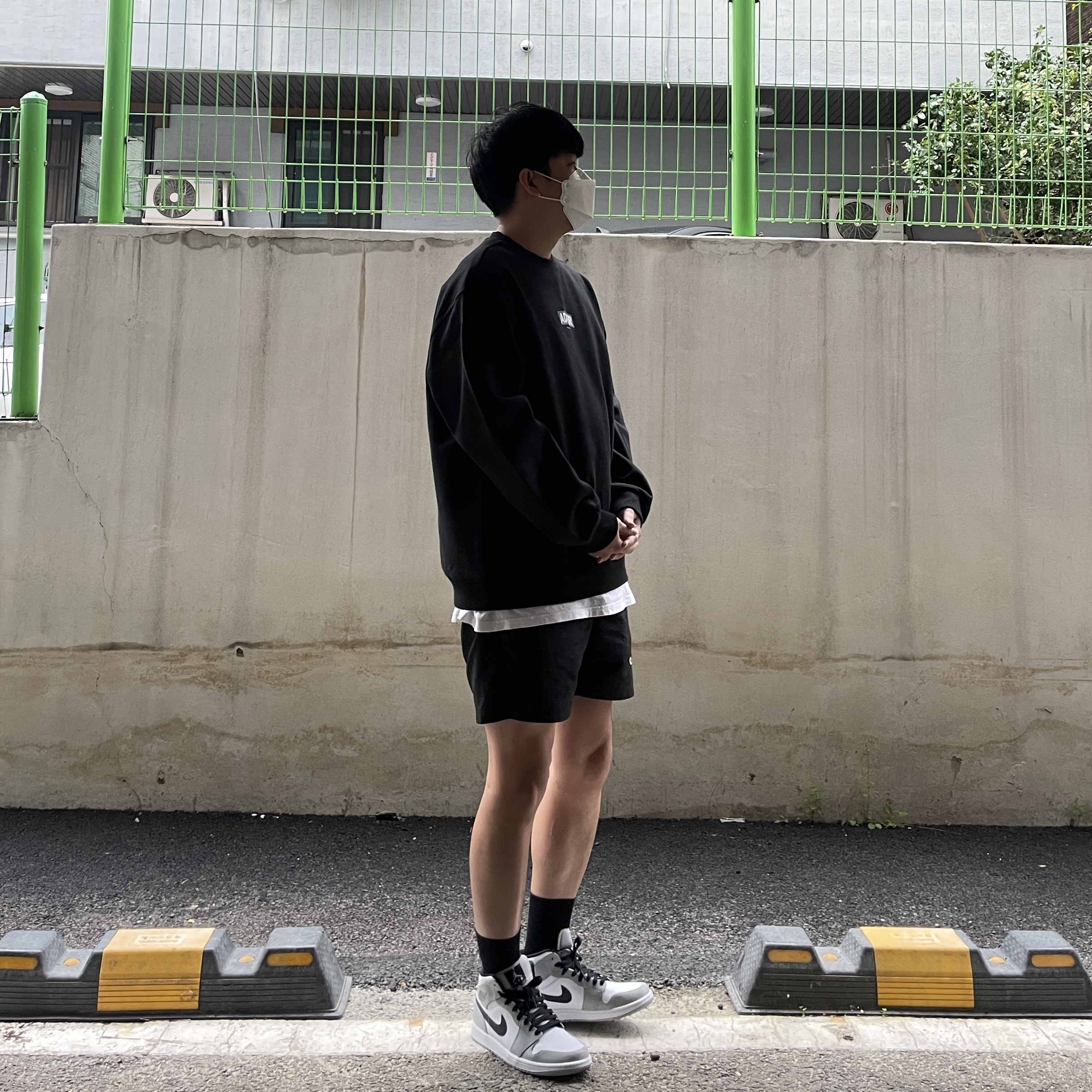 Jordan 1 Mid Light Smoke Grey 착용 스타일 - 2