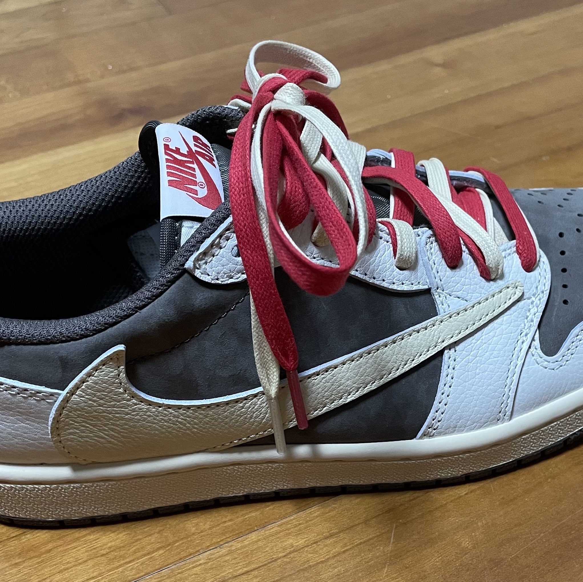 Jordan 1 x Travis Scott Retro Low OG SP Sail and Ridgerock 착용 스타일 - 2