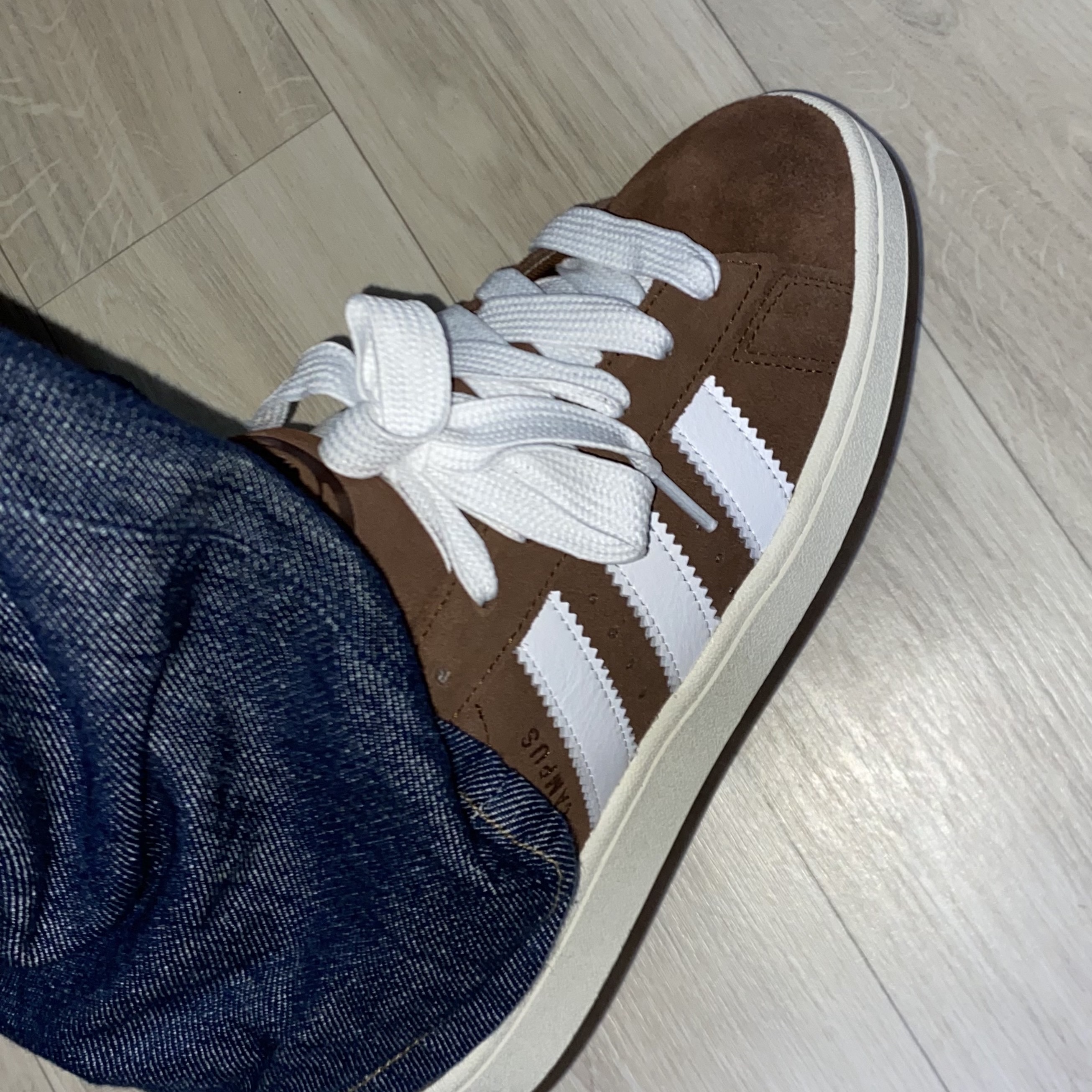 Adidas Campus 00s Bark Cloud White, Adidas Samba Vegan White Black 착용 스타일 - 2