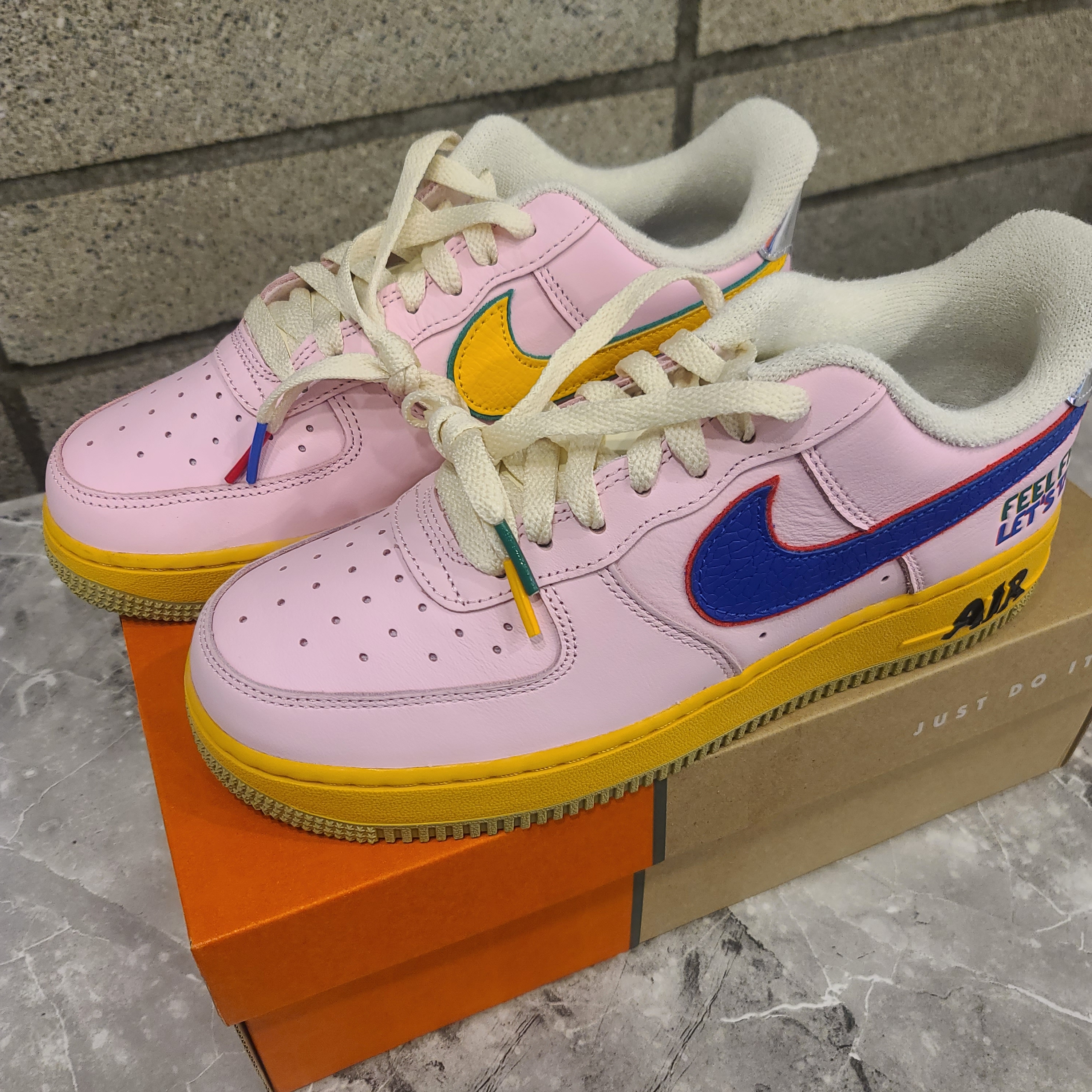 Nike Air Force 1 '07 Pink Tan 착용 스타일 - 3