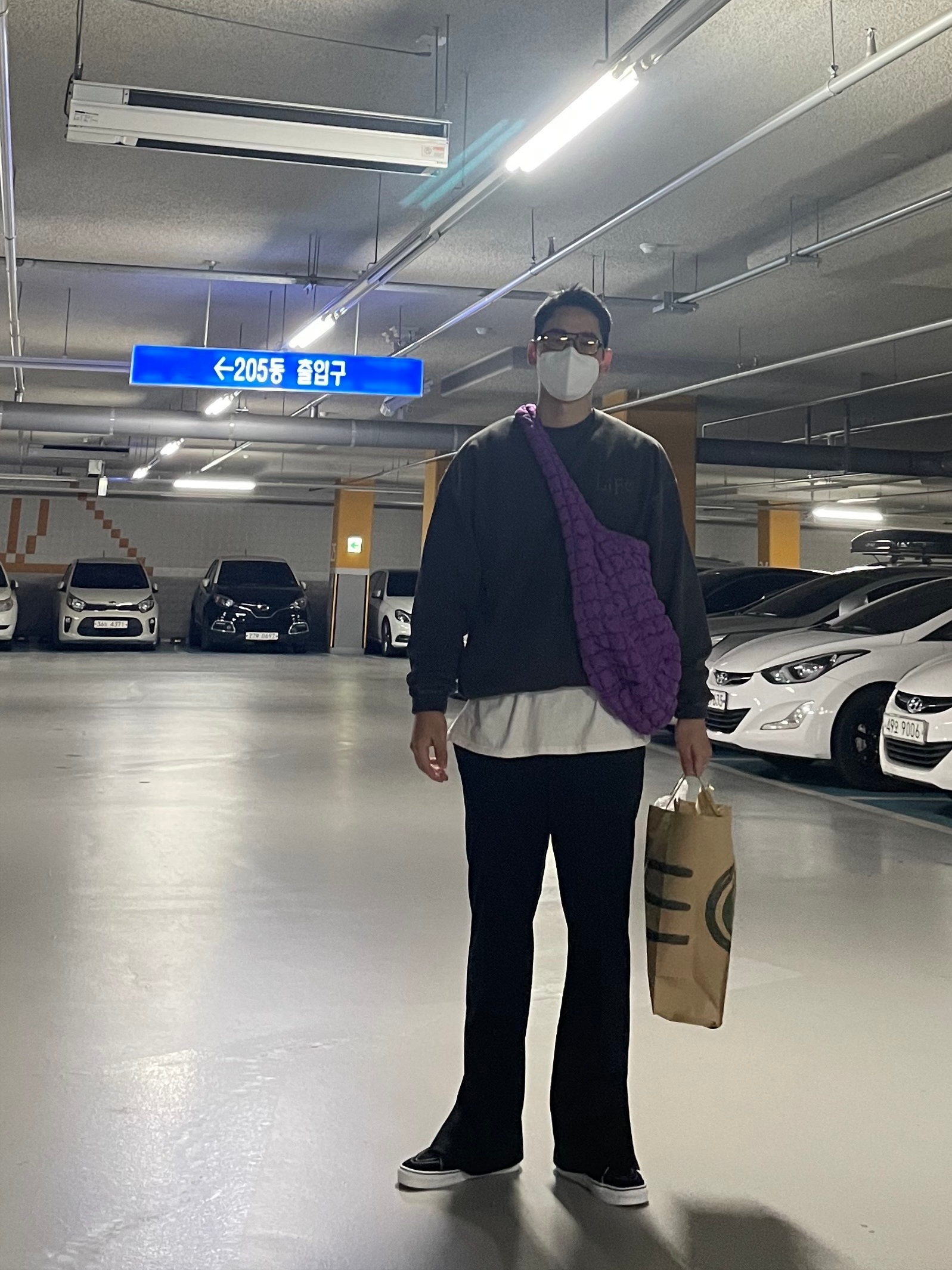 Vans Sk8-Hi Black White, COS Quilted Oversized Shoulder Bag Purple 착용 스타일