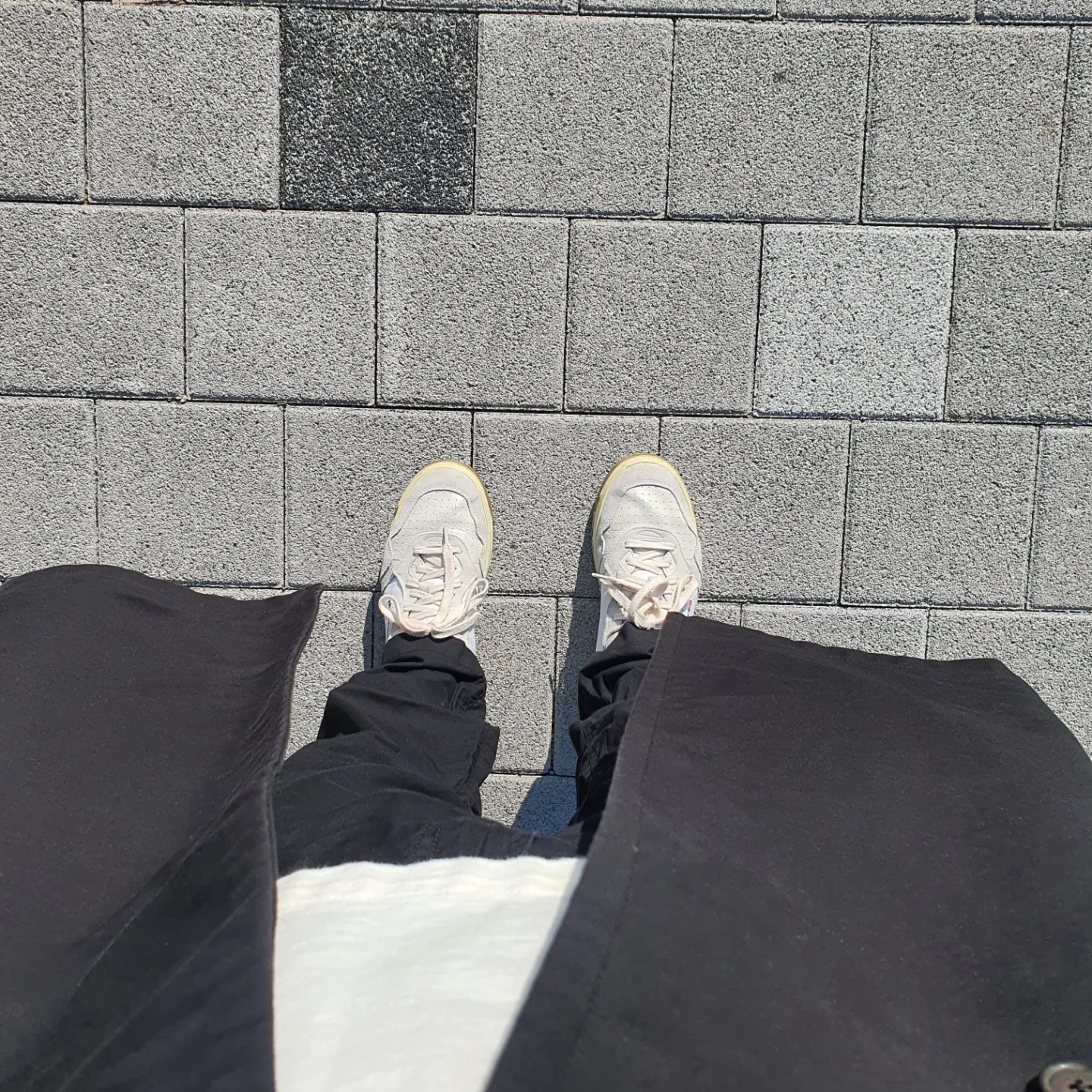 Autry Medalist Low Leather Suede Sneakers White Green 착용 스타일 - 1
