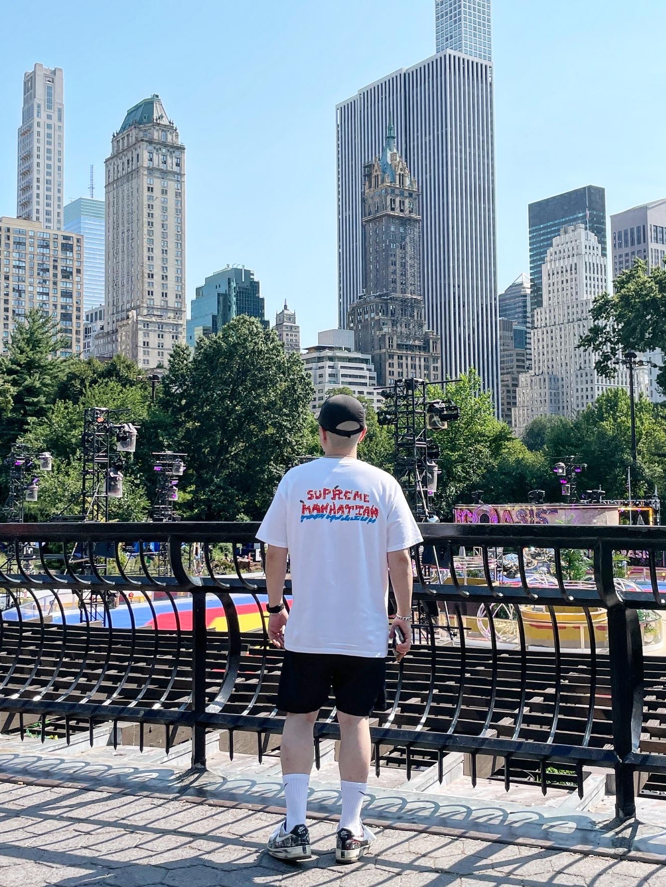 Supreme Manhattan T-Shirt White - 22SS, Stone Island B0943 Nylon Metal Swimming Trunk Black - 22SS 착용 스타일 - 1