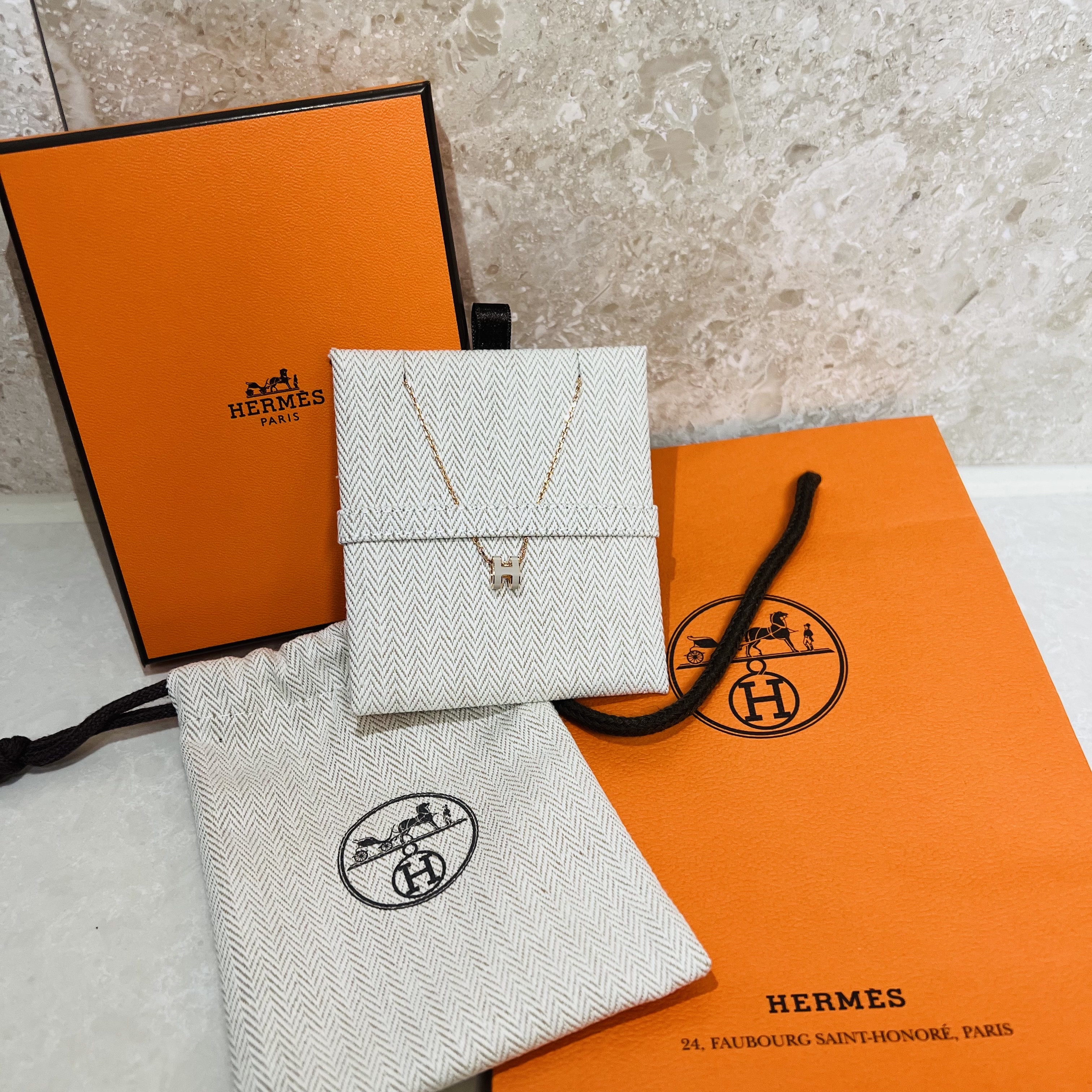 (W) Hermes Mini Pop H Pendant Rose Gold & Marron Glace, (W) Hermes Mini Pop H Pendant Rose Gold & Malachite 착용 스타일 - 2