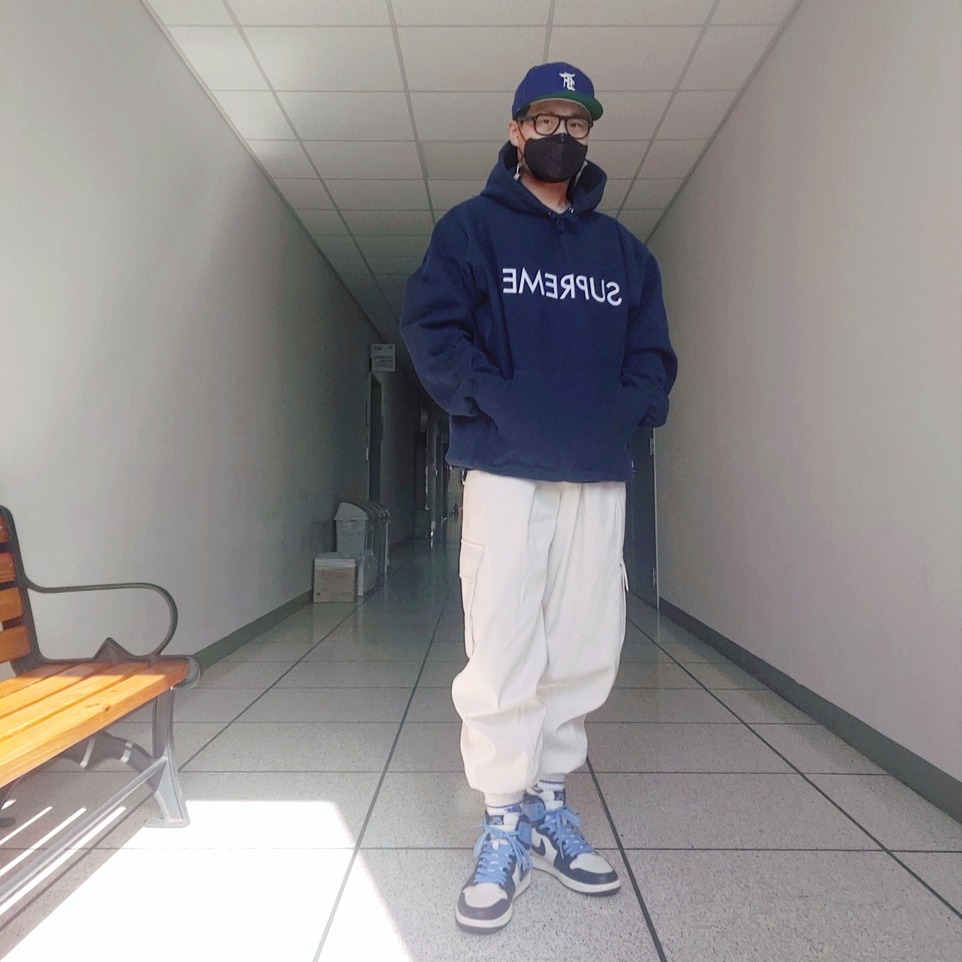 Jordan 1 Retro High Obsidian UNC, Supreme Capital Hooded Sweatshirt Navy - 22FW 착용 스타일
