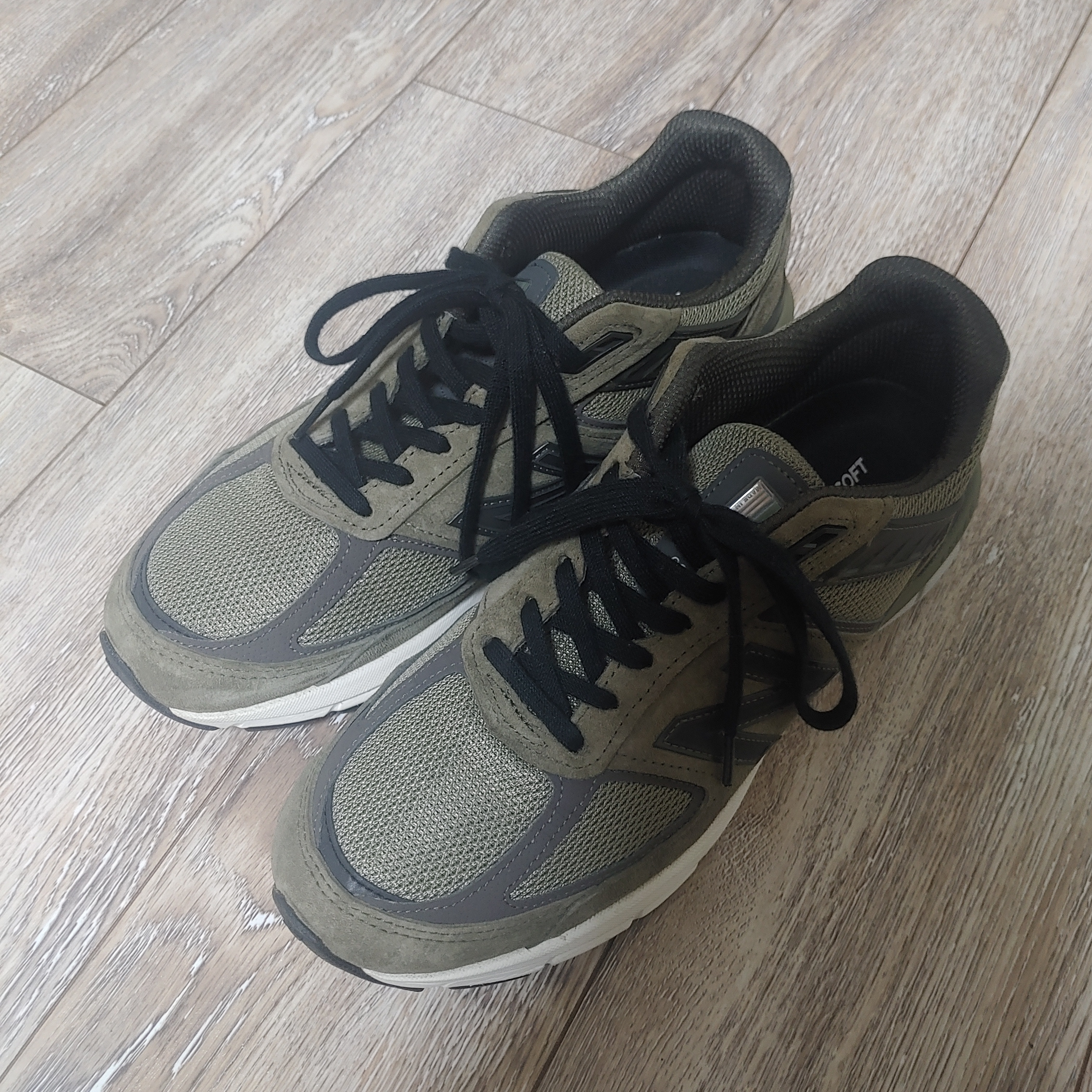 New Balance 990v5 Made in USA Khaki 착용 스타일 - 2