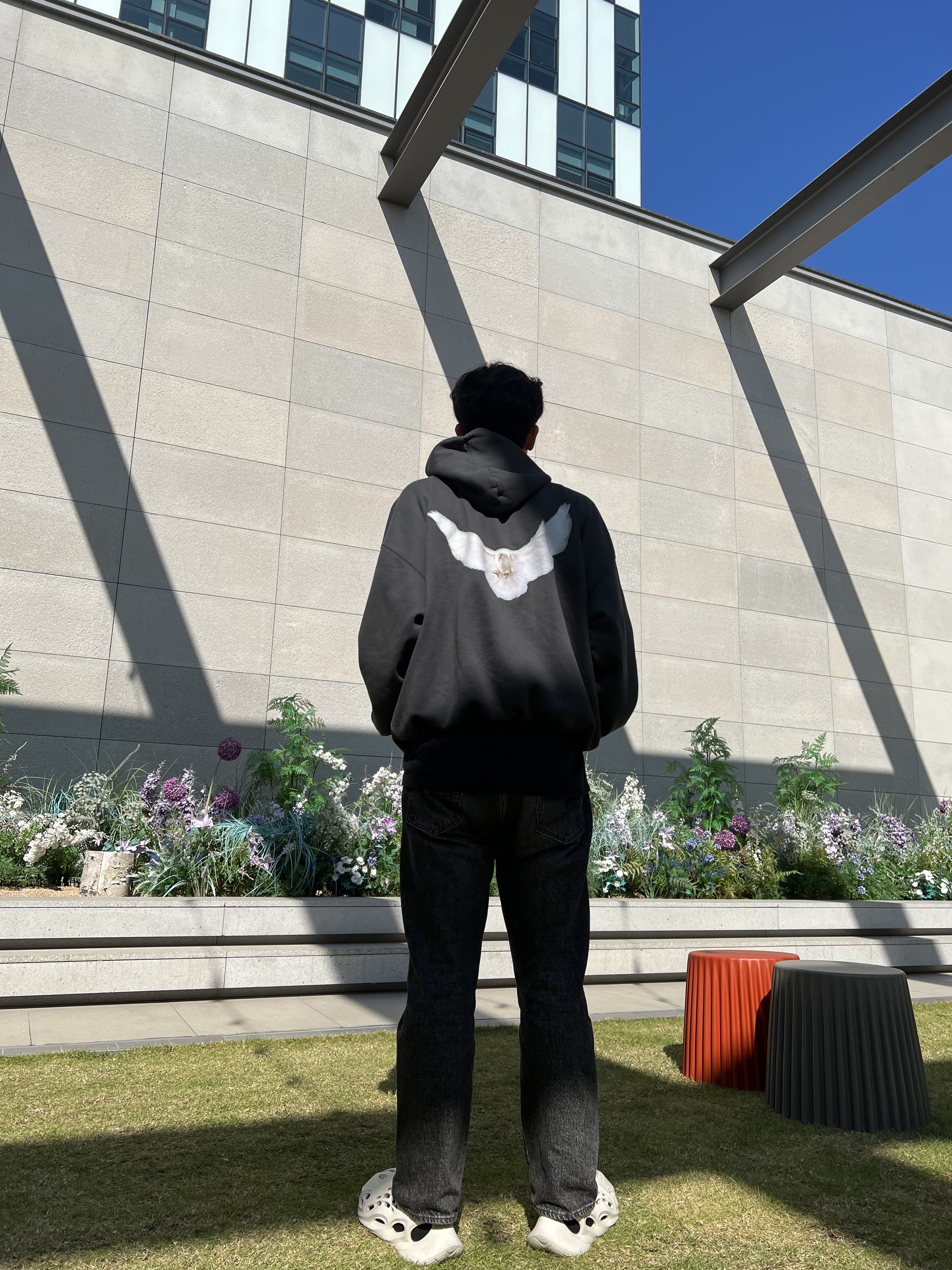 Yeezy Gap Engineered By Balenciaga Dove Hoodie Black, Adidas Yeezy Foam RNNR Ararat 착용 스타일