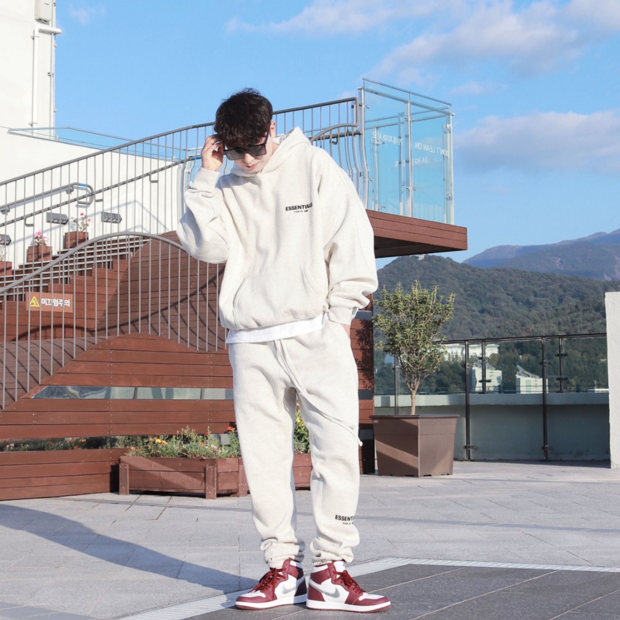 Essentials The Core Collection Hoodie Light Oatmeal, Essentials The Core Collection Sweatpants Light Oatmeal 착용 스타일 - 2