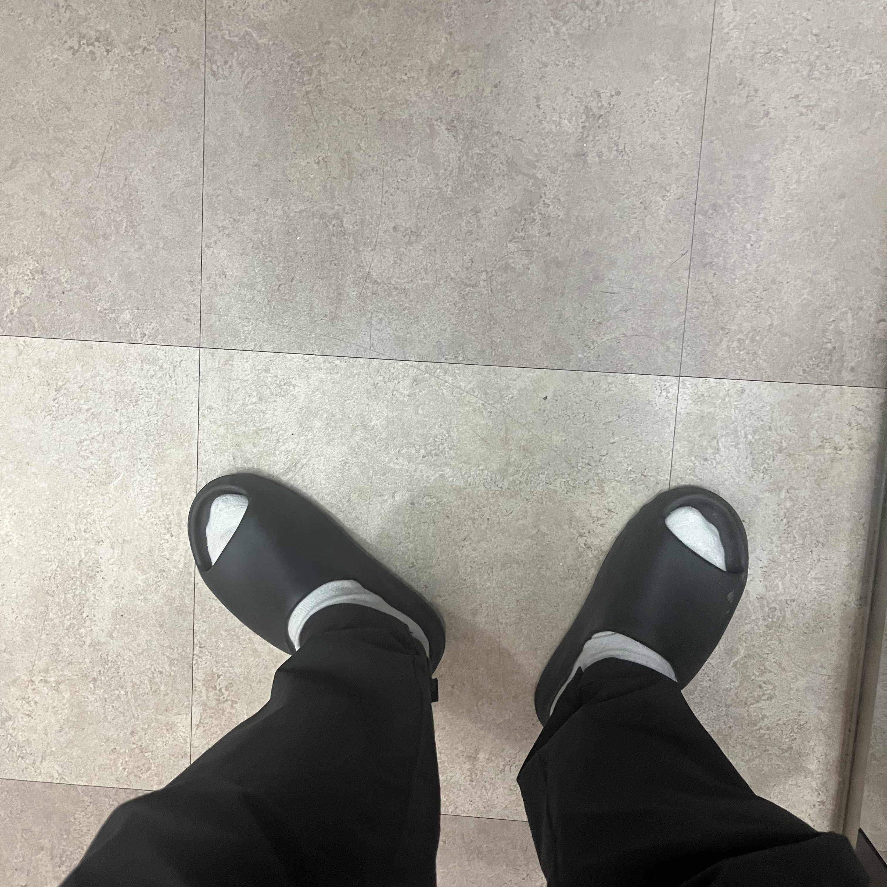 Adidas Yeezy Slide Onyx, Adidas Yeezy 350 V2 CMPCT Slate Carbon 착용 스타일 - 1