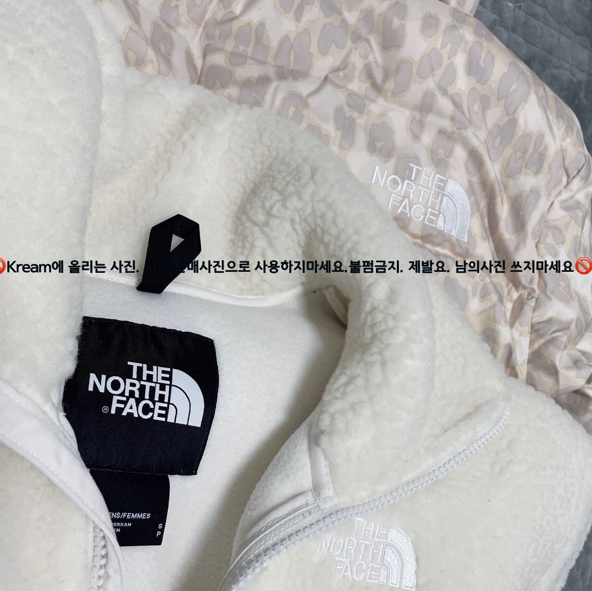 Jordan 1 Mid College Grey, (W) The North Face Print Nuptse Short Jacket Silver Grey Leopard Print 착용 스타일 - 5