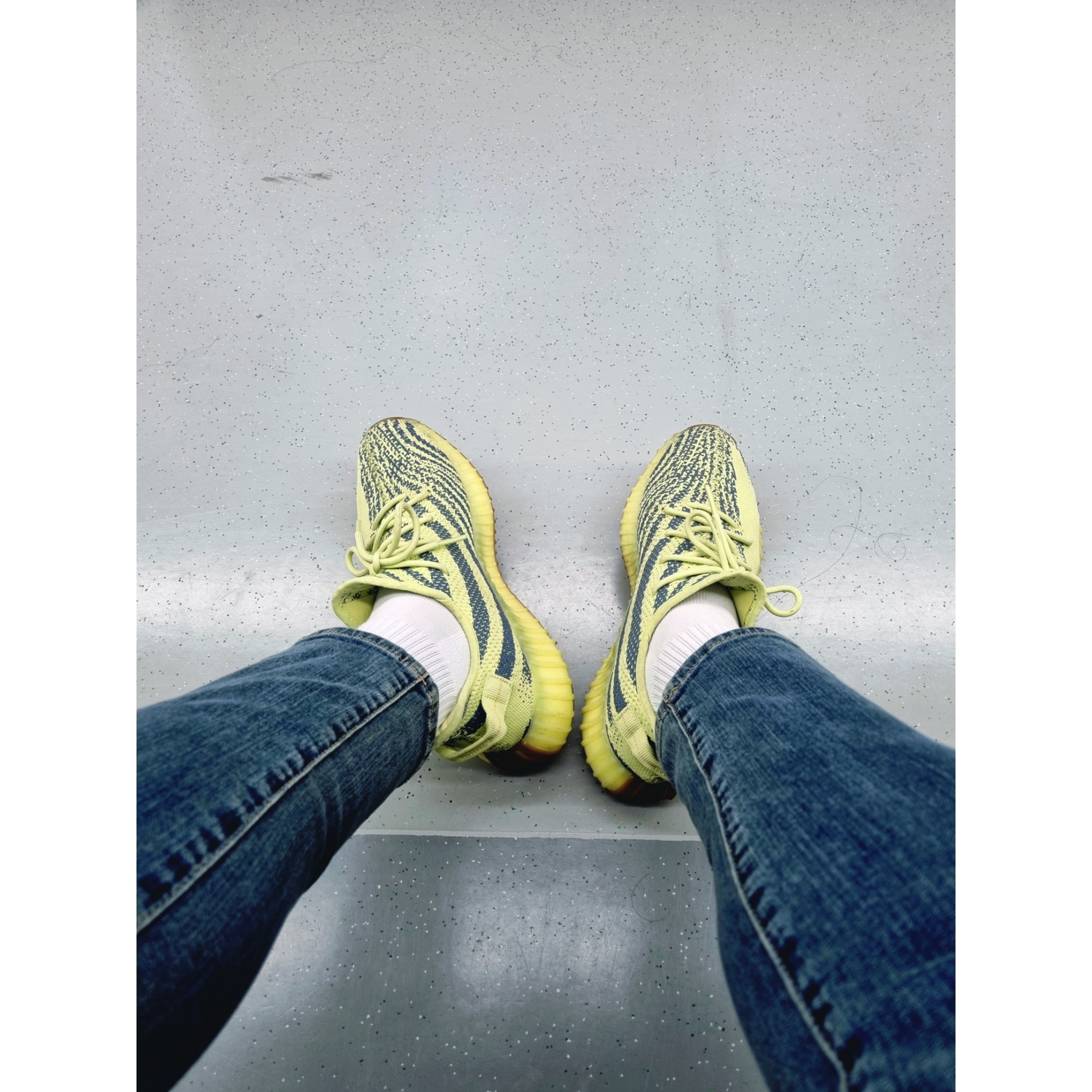 Adidas Yeezy Boost 350 V2 Semi Frozen Yellow 착용 스타일