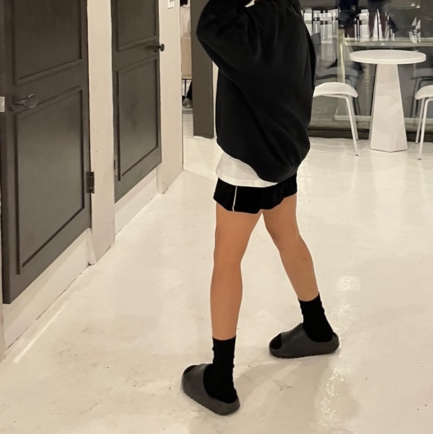 Adidas Yeezy Slide Onyx 착용 스타일