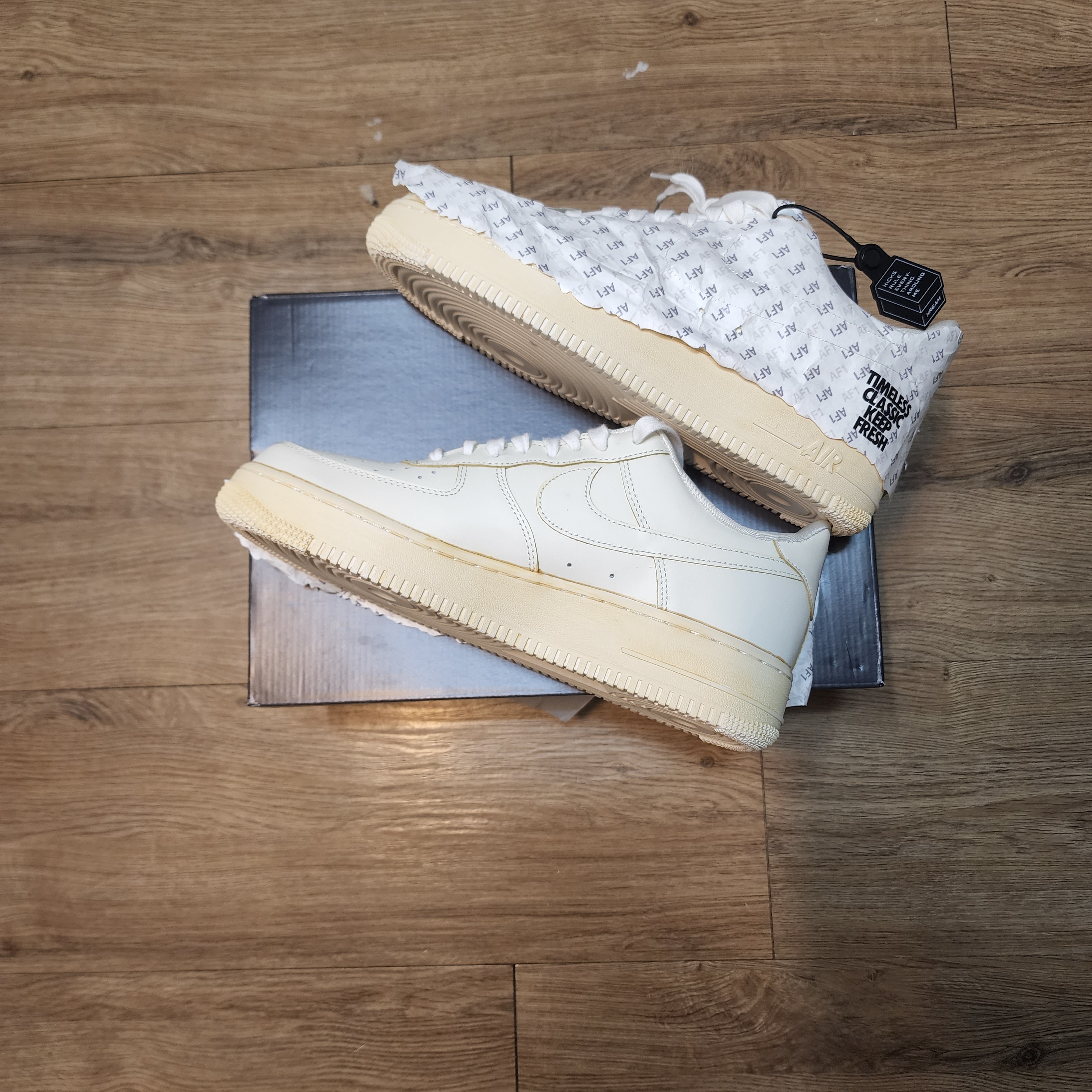 Nike Air Force 1 '07 LV8 Timeless Classic 착용 스타일