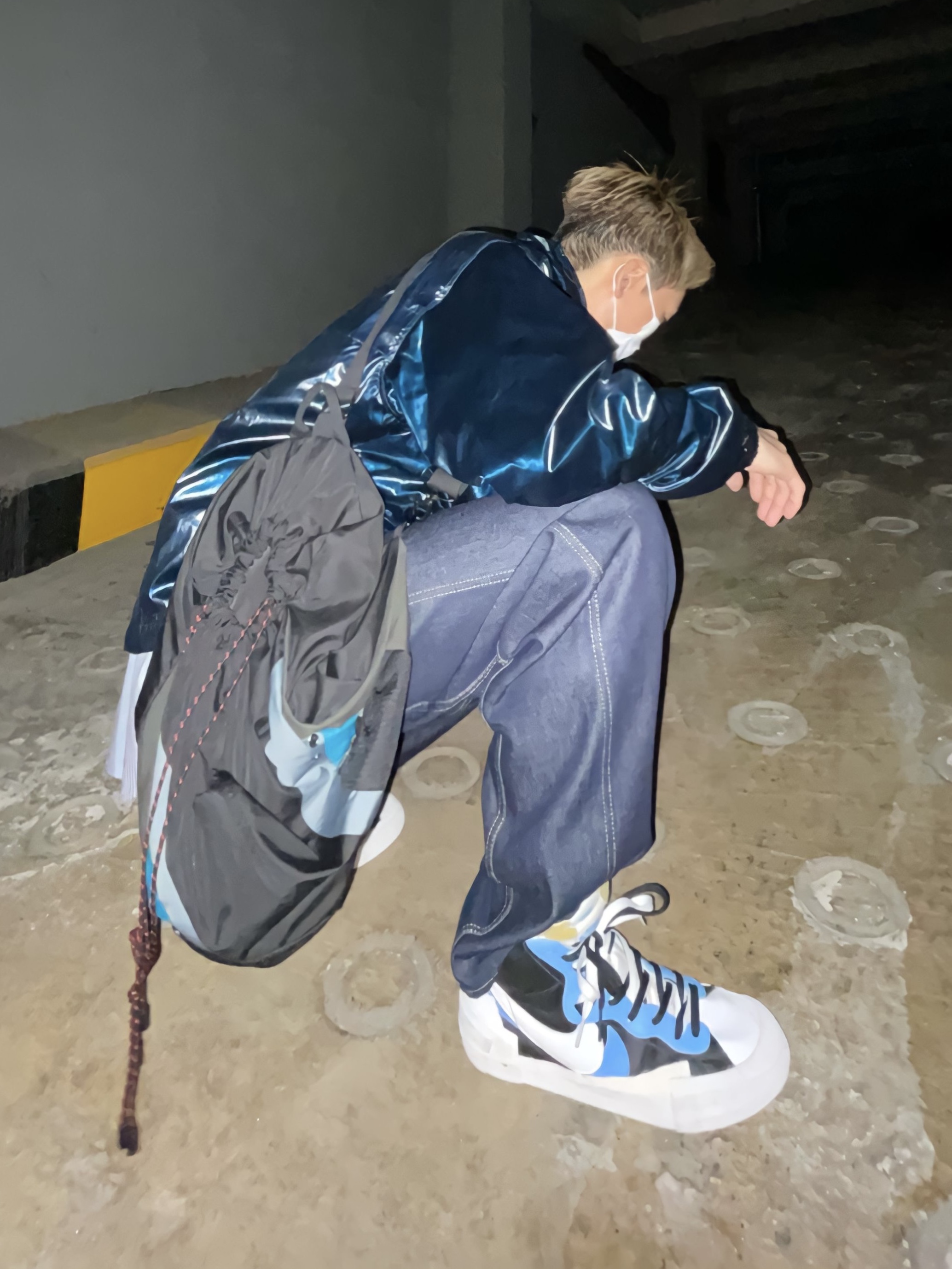 Nike x Sacai Blazer Mid White Black Legend Blue 착용 스타일 - 3