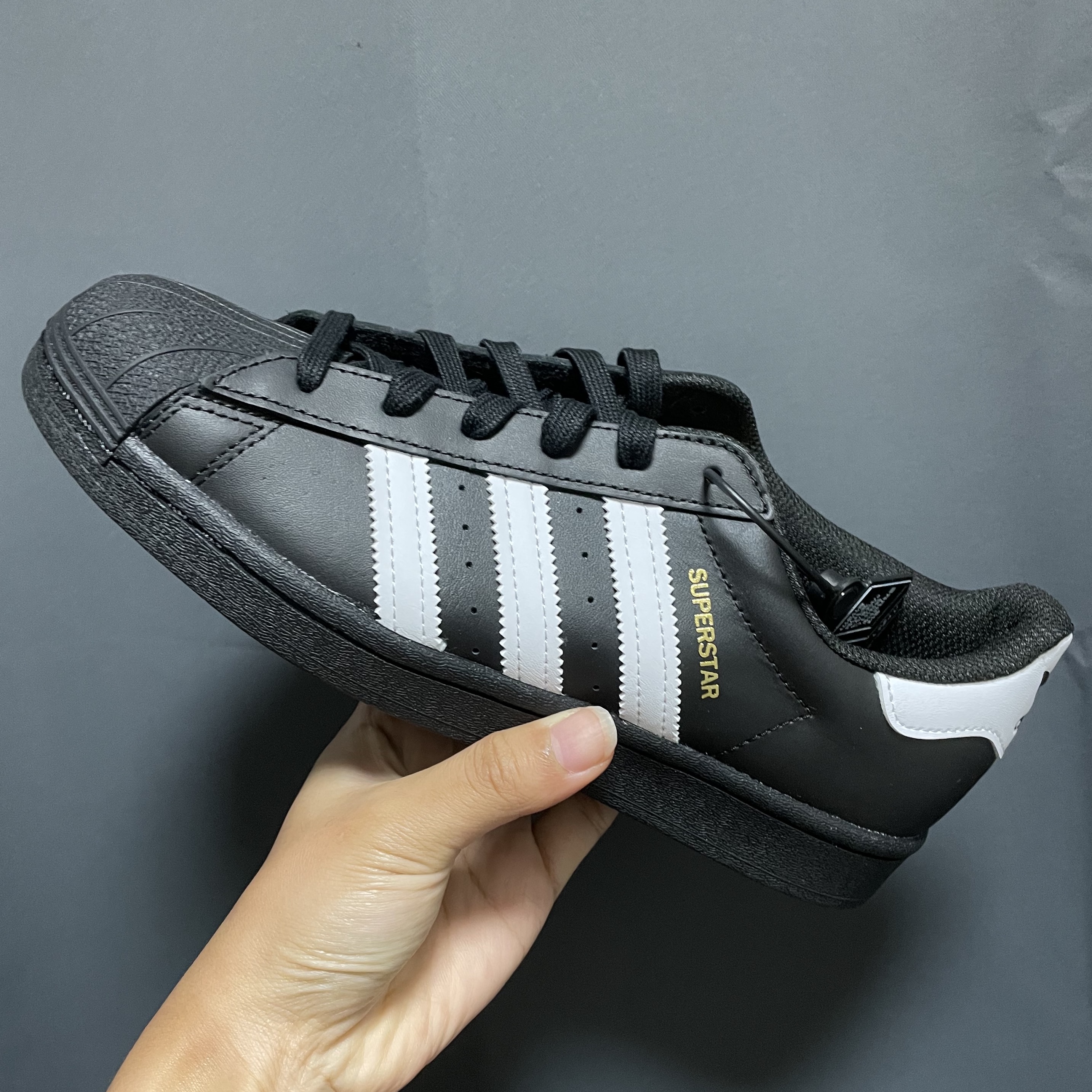 Adidas Superstar Core Black White 착용 스타일 - 2
