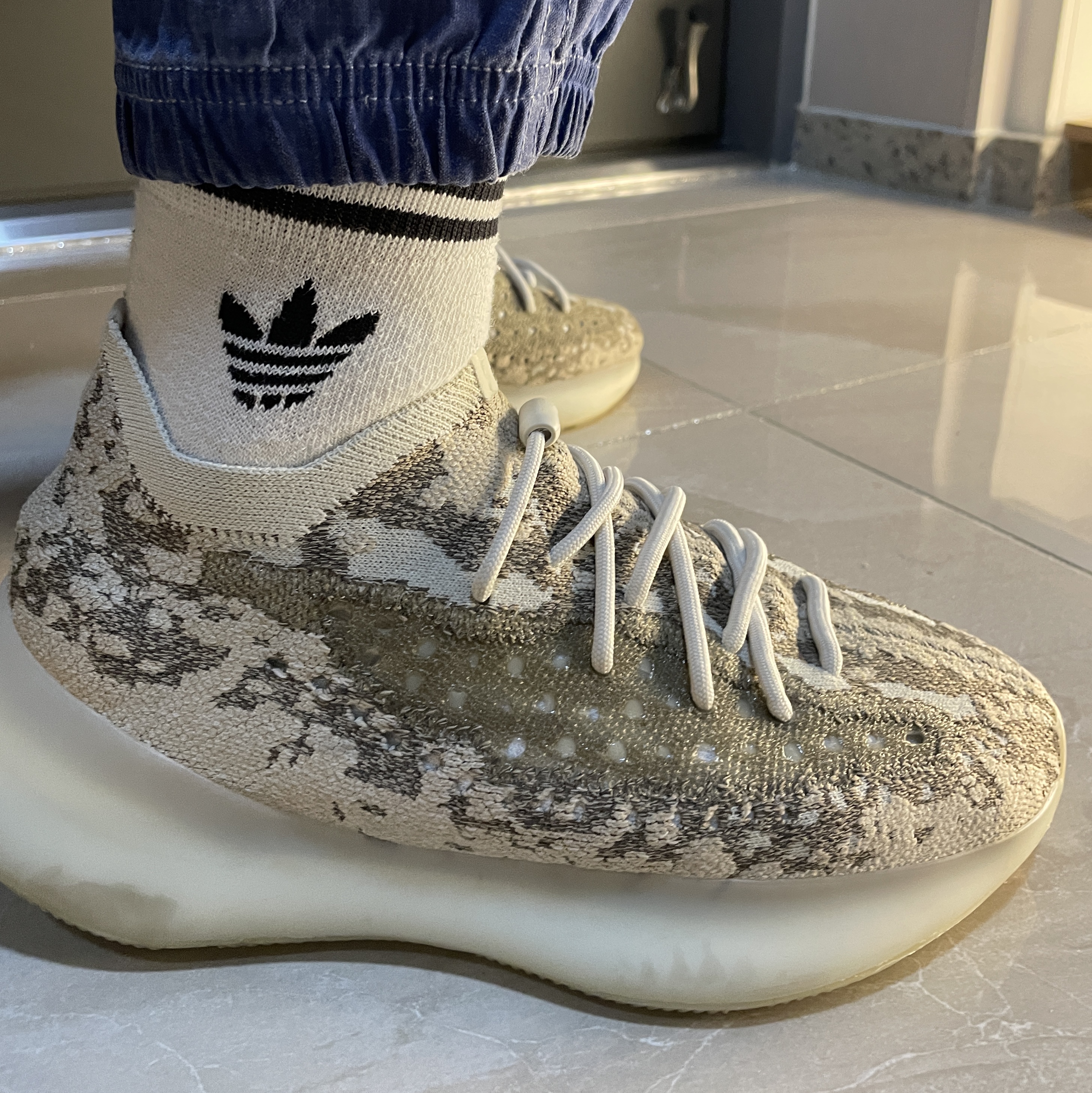Adidas Yeezy Boost 380 Pyrite 착용 스타일