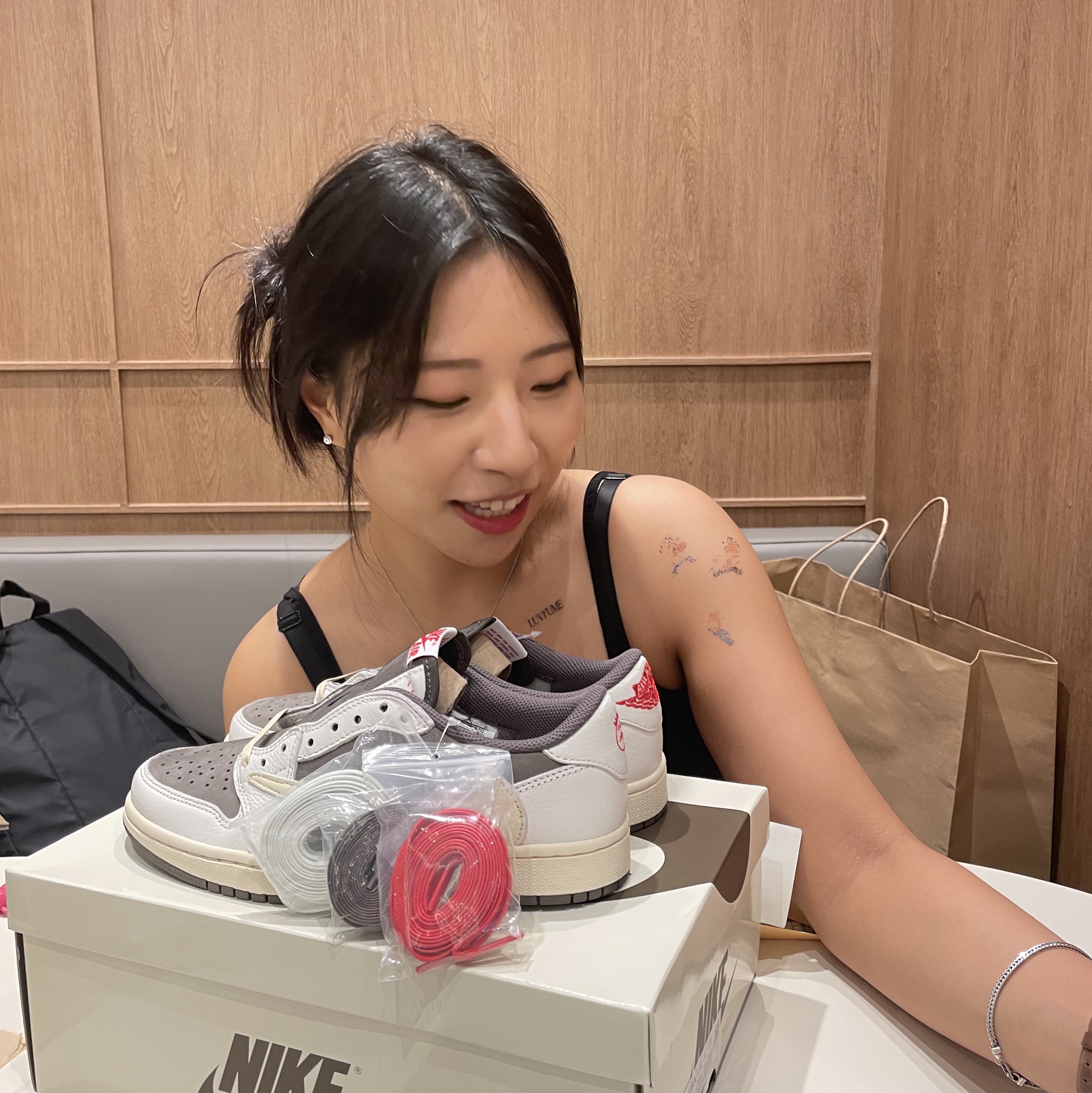 Jordan 1 x Travis Scott Retro Low OG SP Sail and Ridgerock 착용 스타일 - 1