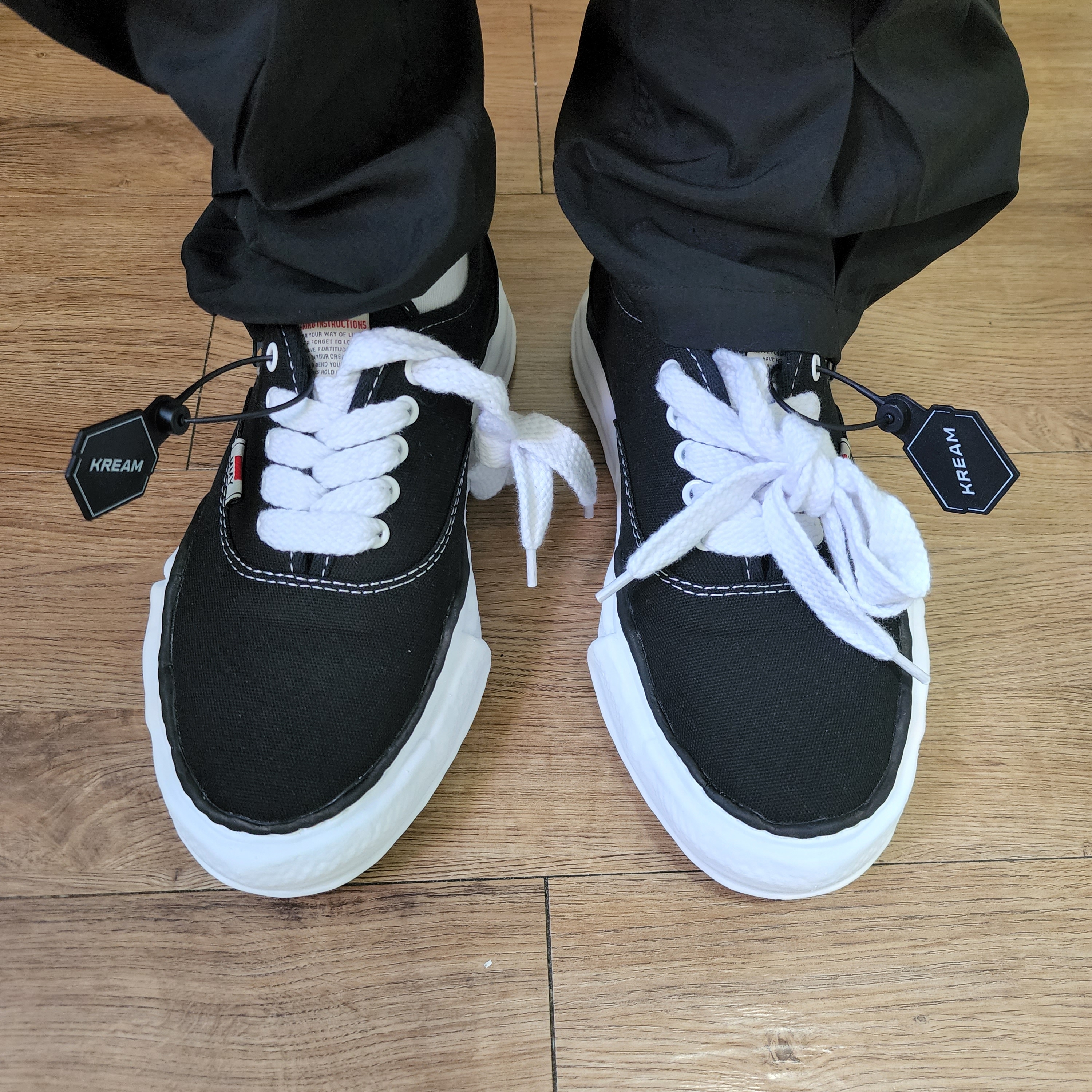 Maison Mihara Yasuhiro Baker OG Sole Canvas Low Cut Sneakers Black 착용 스타일