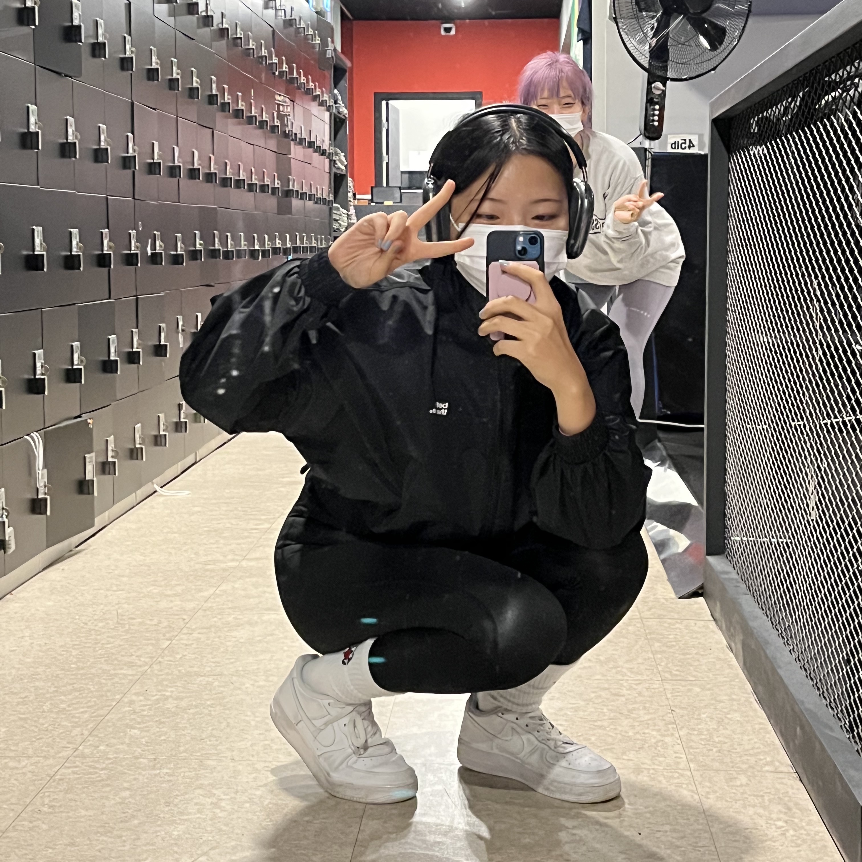 (W) Nike Air Force 1 '07 Low White, Apple AirPods Max Lightning Space Gray (Korean Ver.) 착용 스타일
