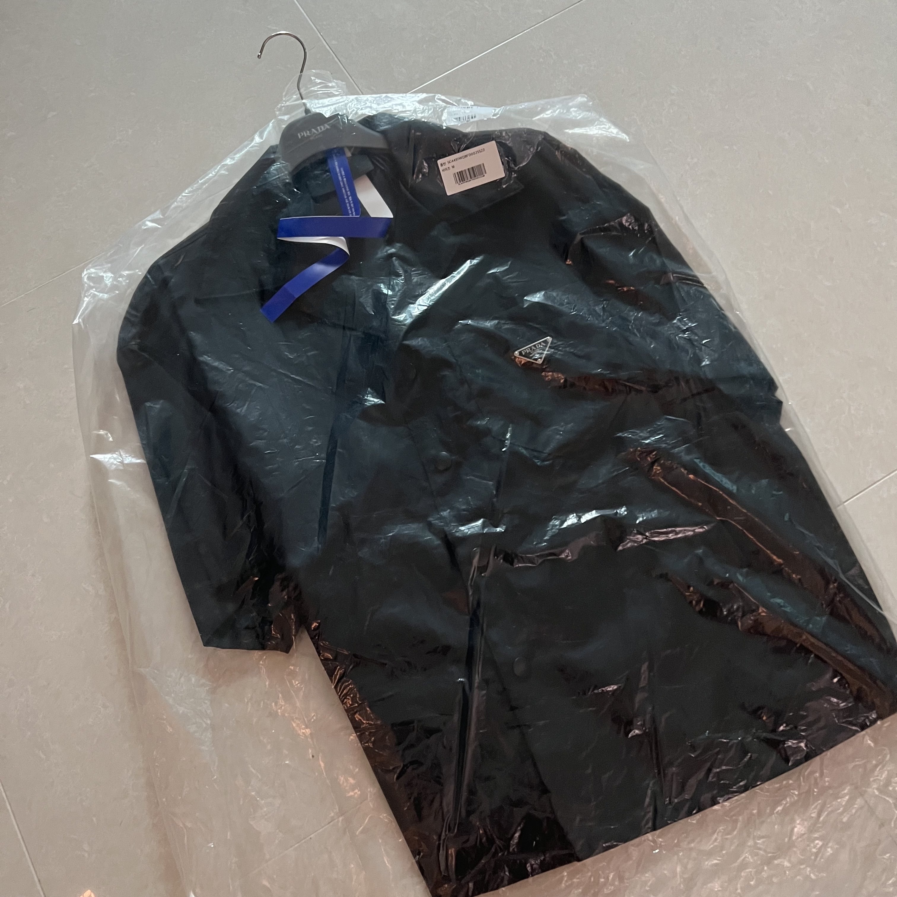Prada Re-Nylon Bucket Hat Black, Prada Re-Nylon S/S Shirt Black 착용 스타일 - 2