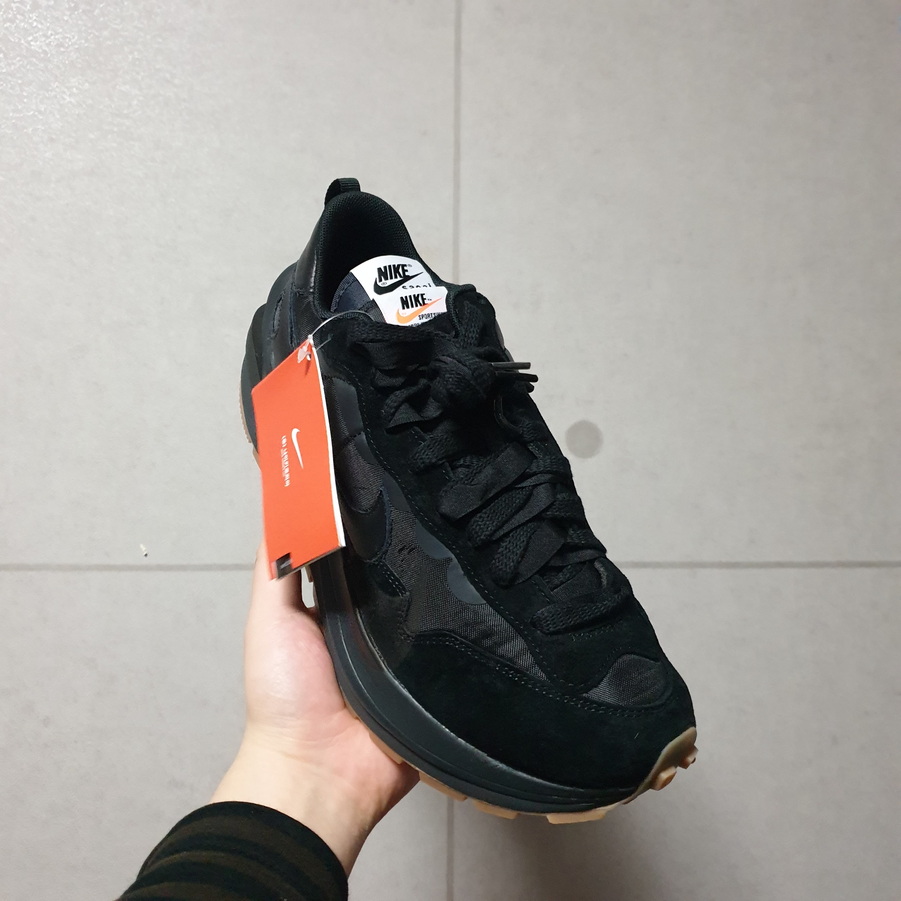Nike x Sacai VaporWaffle Black and Gum 착용 스타일 - 2