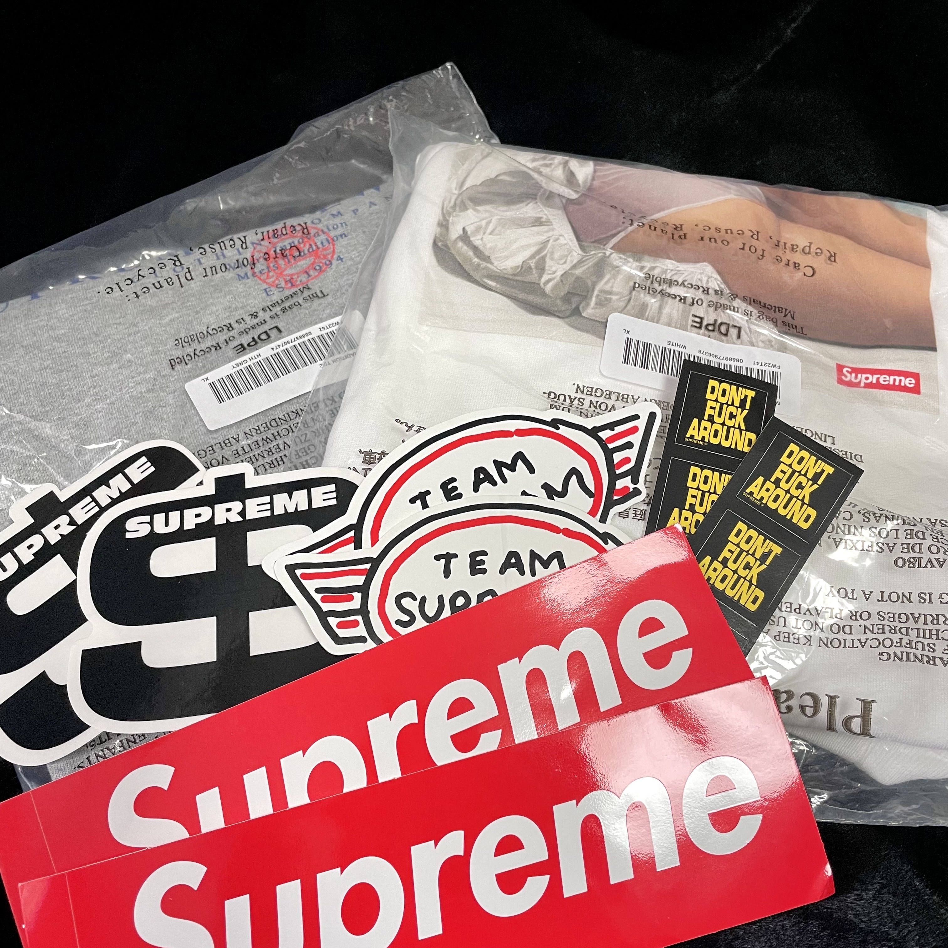 Supreme Tradition T-Shirt Heather Grey - 22FW, Supreme Maude T-Shirt White - 22FW 착용 스타일